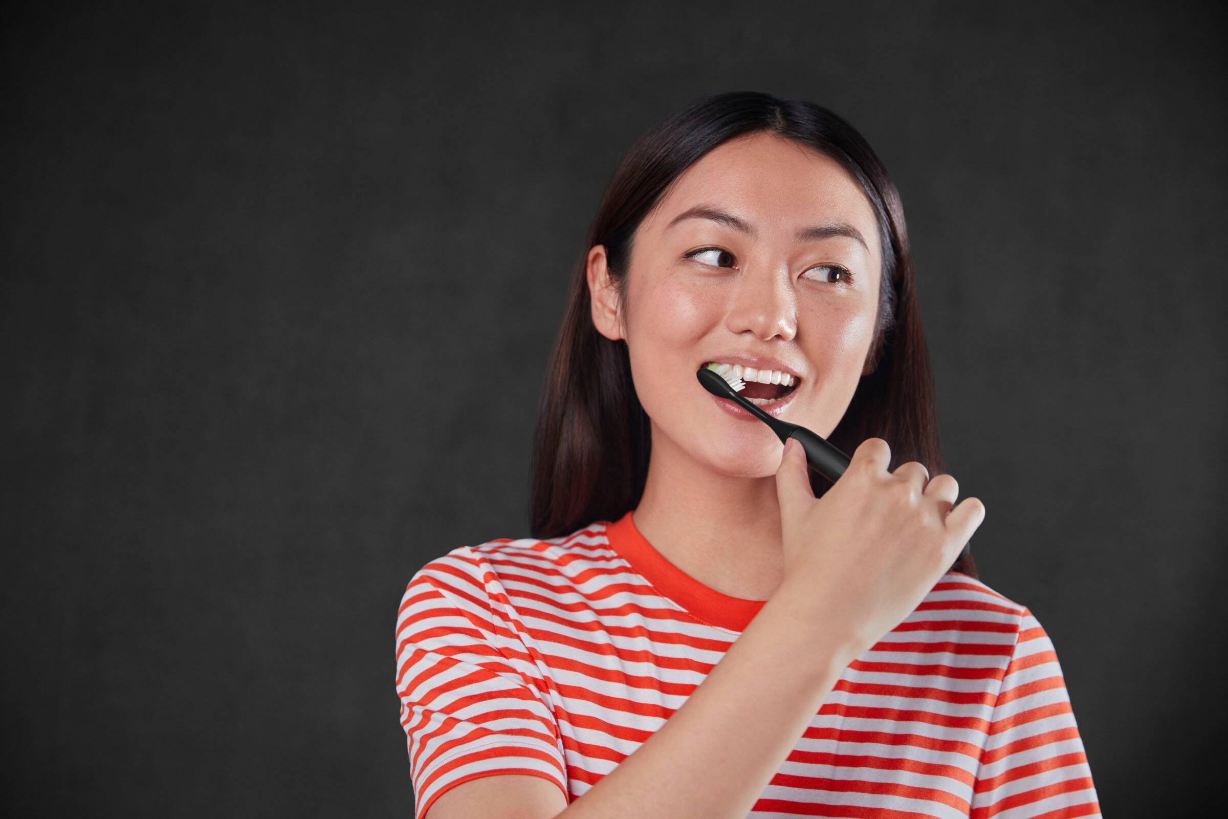 Alt View 15. Philips - Philips One by Sonicare Rechargeable Toothbrush - Shadow Black.