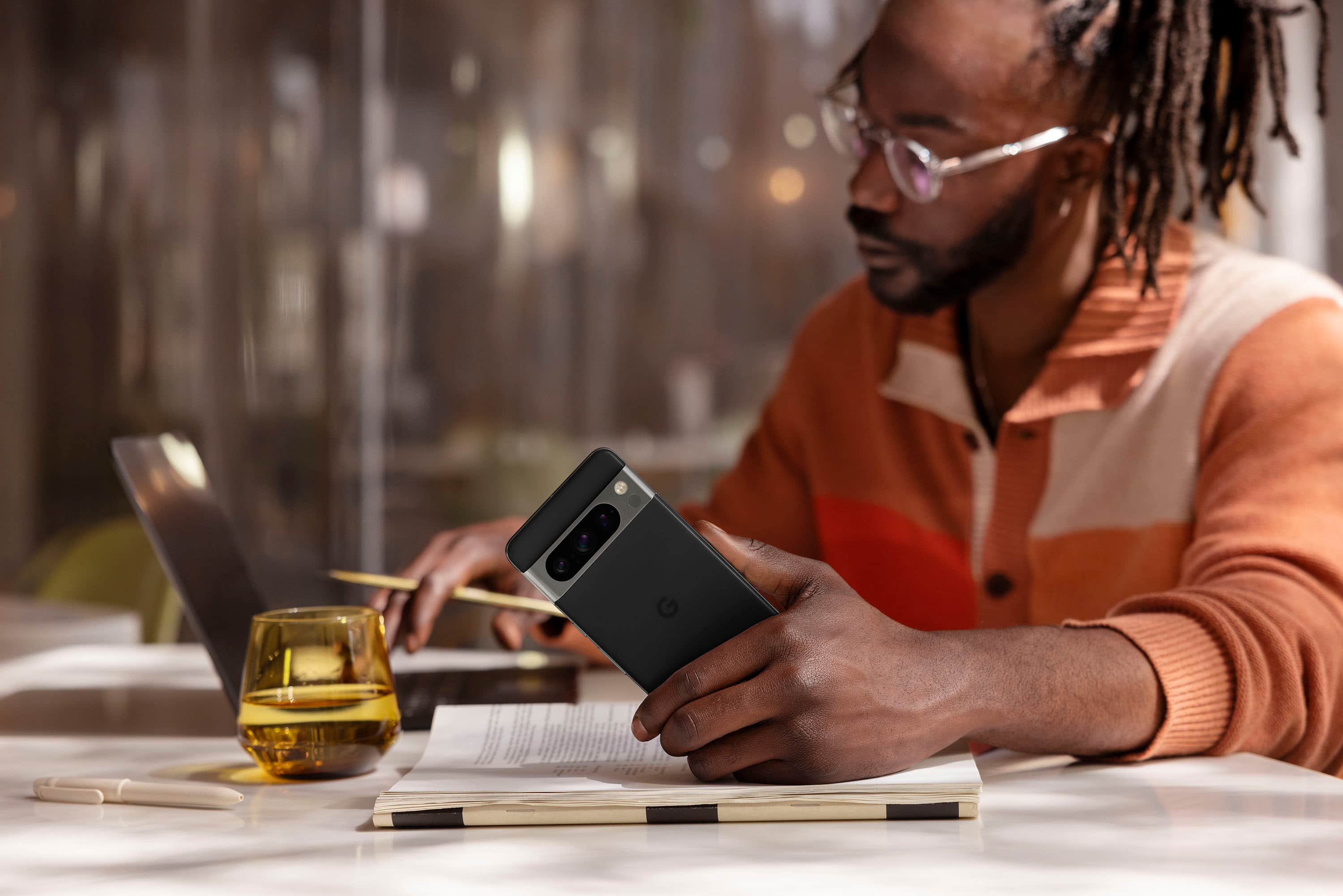 Alt View 16. Google - Pixel 8 Pro 256GB (Unlocked) - Obsidian.