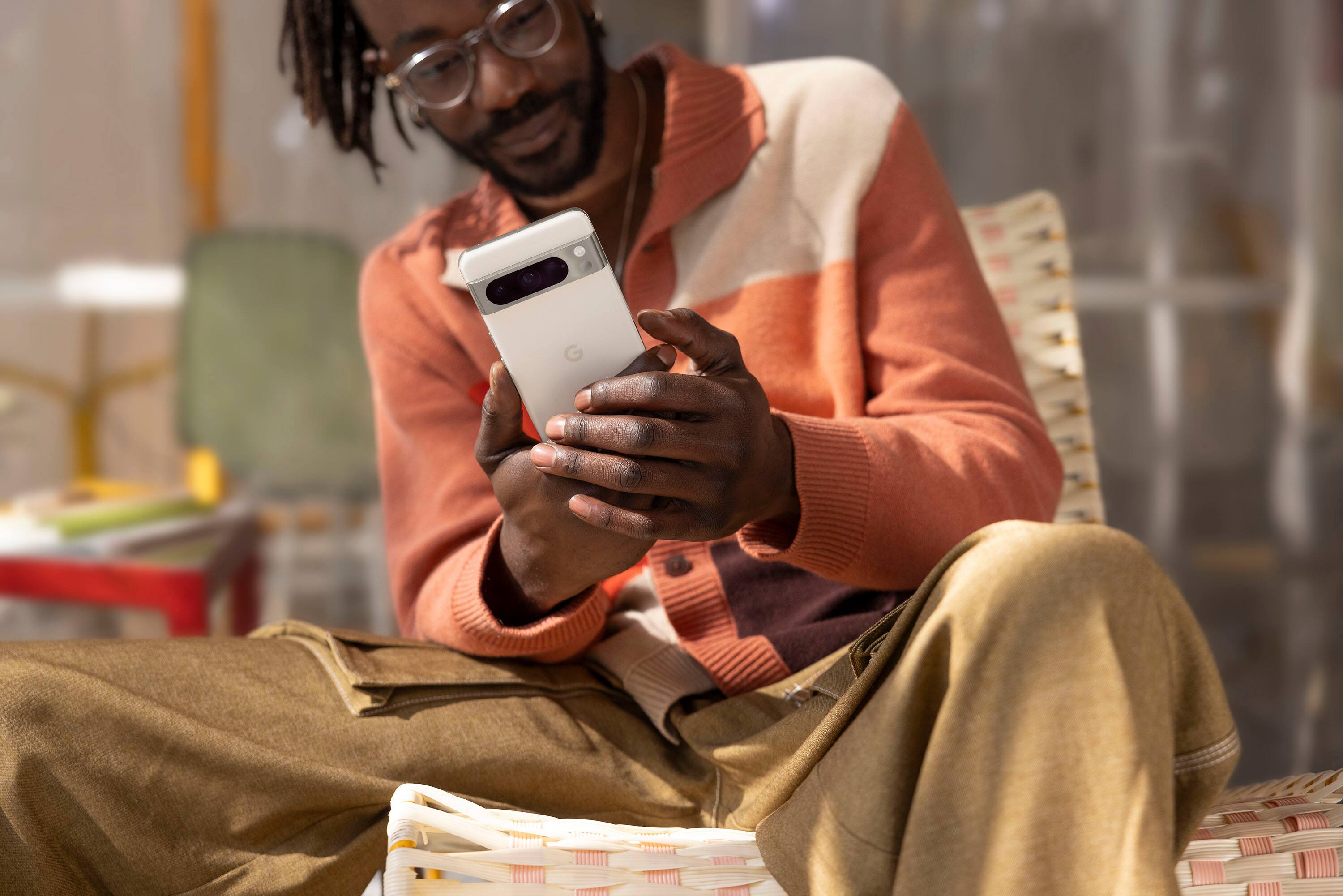 Alt View 16. Google - Pixel 8 Pro 256GB (Unlocked) - Porcelain.