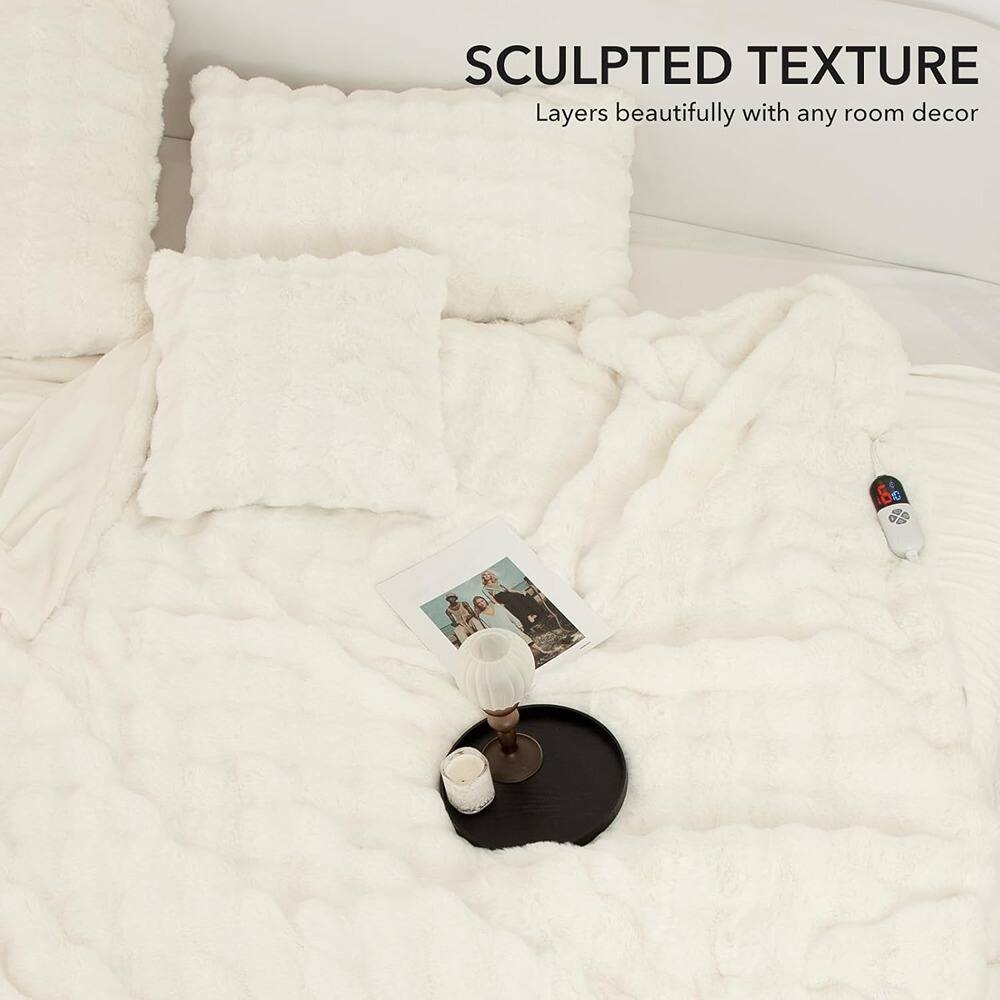 SCULPTED TEXTURE  
Layers beautifully with any room decor