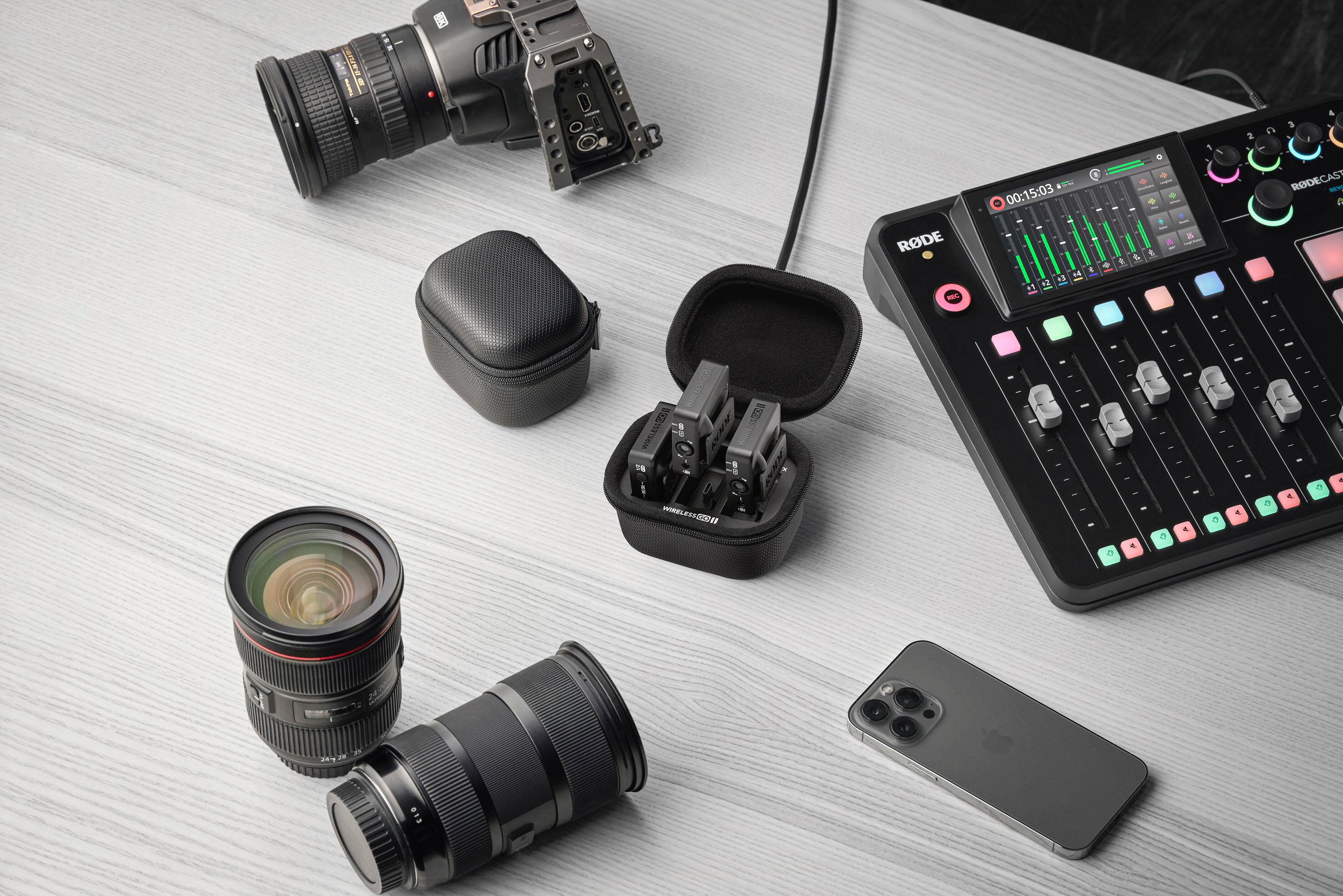 Alt View 12. RØDE - CHARGE CASE 4200 mAH Wireless Charging Case for Wireless Go II - Black.