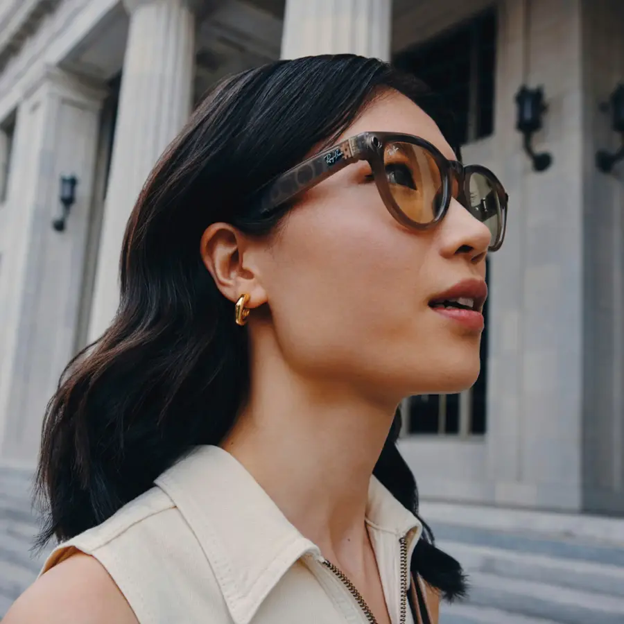 Alt View 18. Ray-Ban Meta - Wayfarer Smart Glasses with Meta AI, Audio, Photo, Video Compatibility - Clear to Green Transitions Lenses - Matte Black.