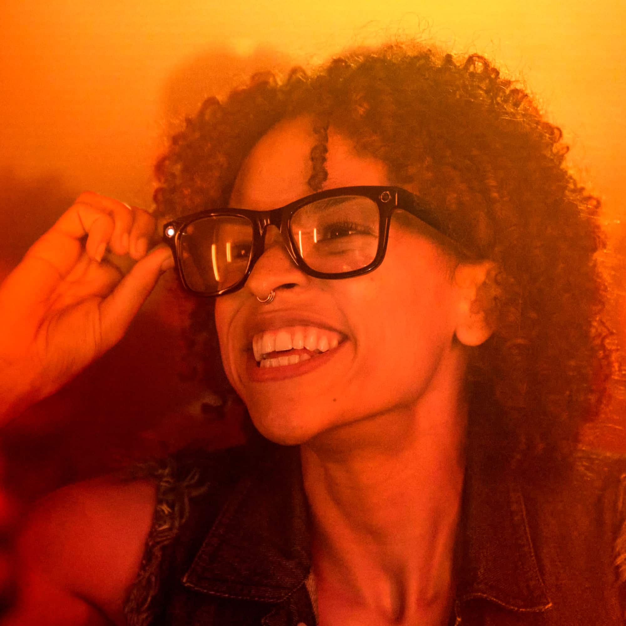 Alt View 23. Ray-Ban Meta - Wayfarer Smart Glasses with Meta AI, Audio, Photo, Video Compatibility - Clear to Green Transitions Lenses - Matte Black.