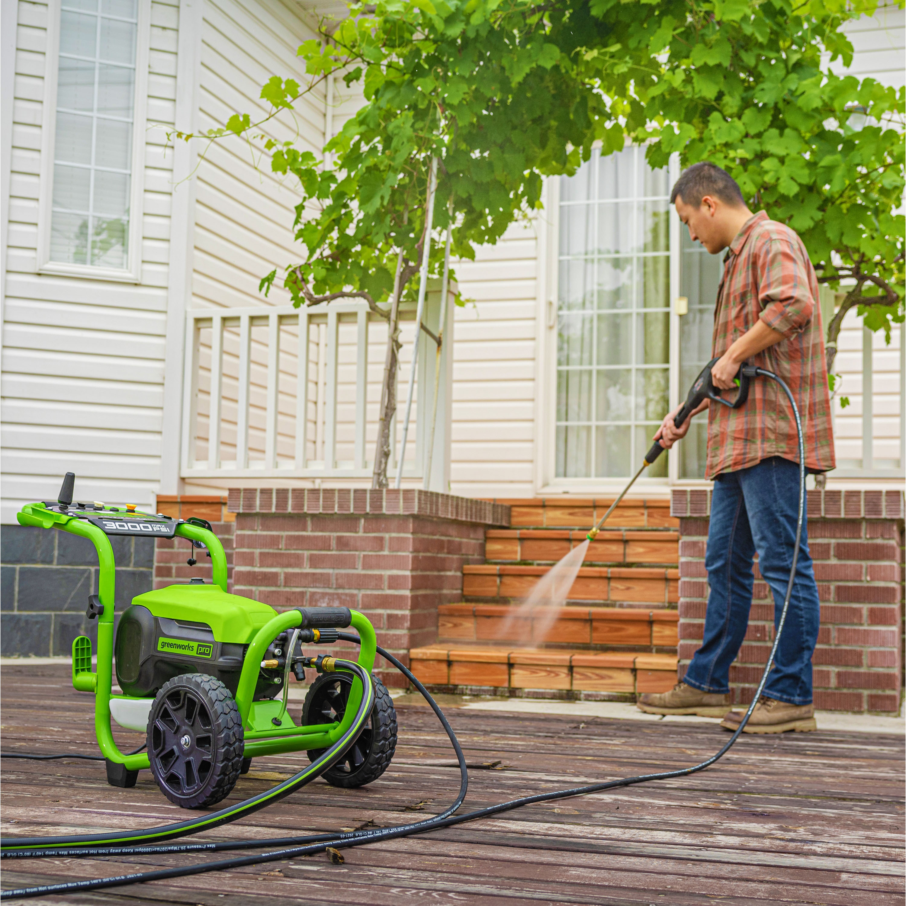 Left View: Greenworks - Electric Pressure Washer up to 3000 PSI at 2.0 GPM Combo Kit with short gun, mitts, and 15" surface cleaner - Green