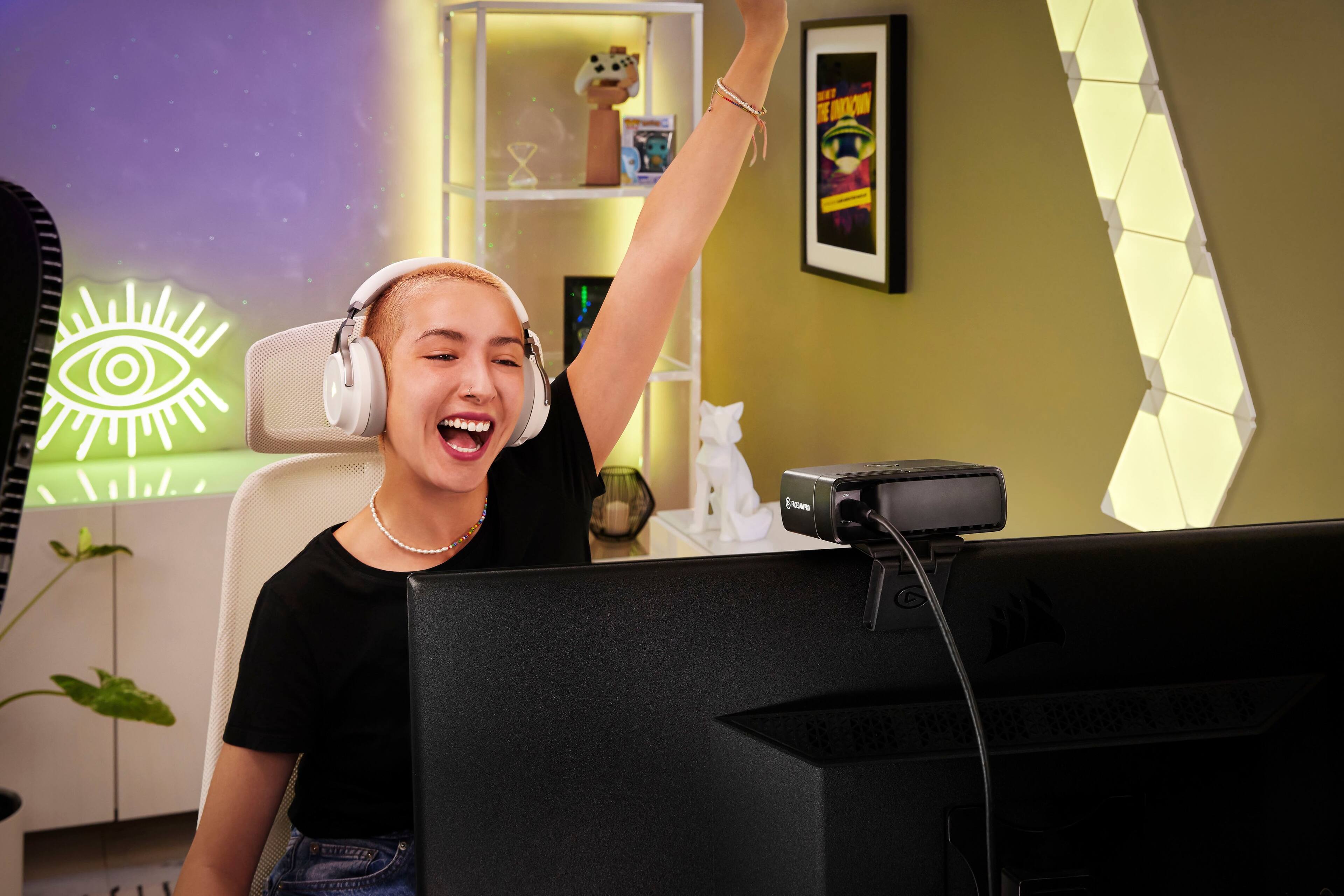 Alt View 17. Elgato - Facecam Pro, True 4K60 Ultra HD Webcam SONY Starvis Sensor for Video Conferencing, Gaming and Streaming - Black.