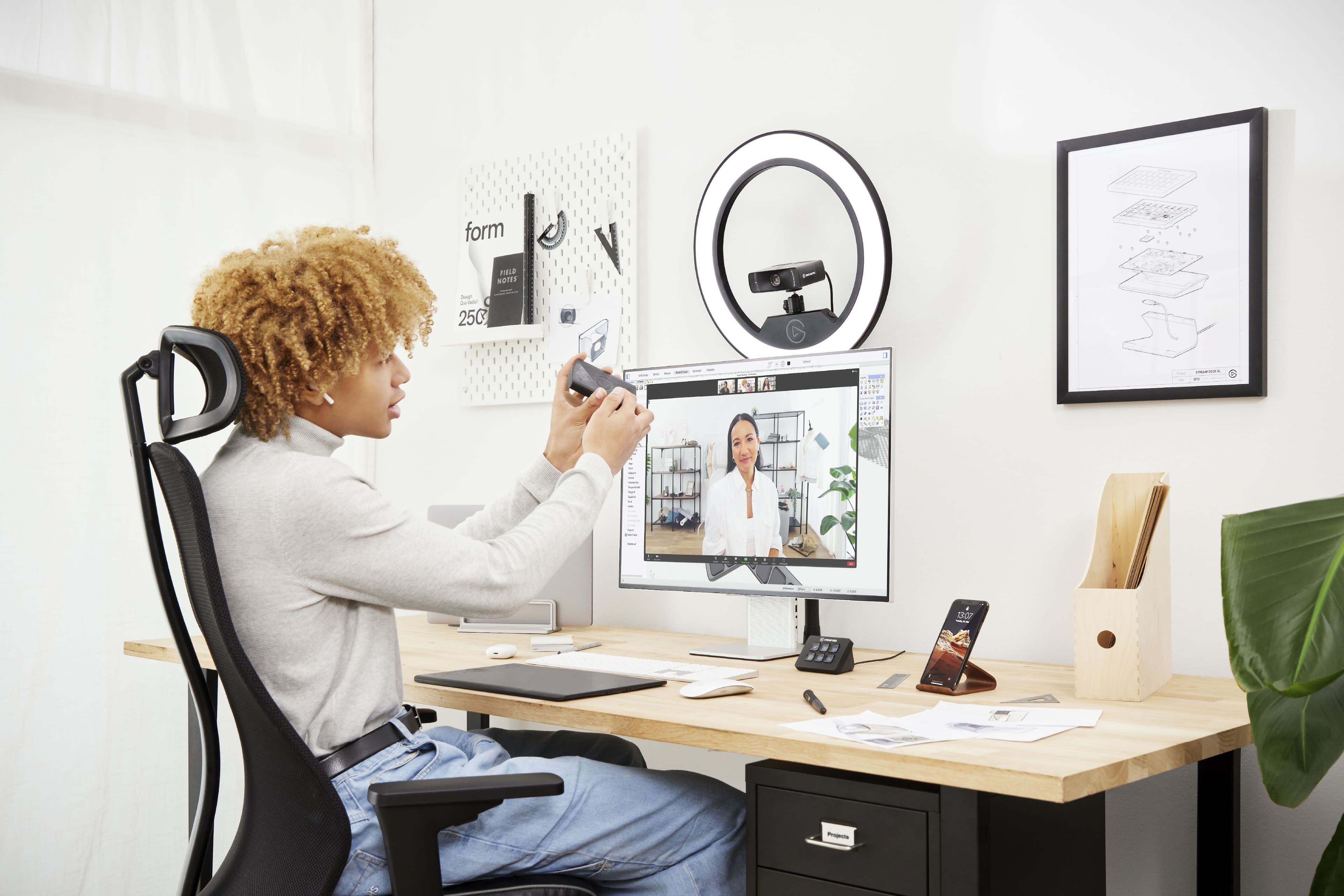 Alt View 21. Elgato - Facecam Pro, True 4K60 Ultra HD Webcam SONY Starvis Sensor for Video Conferencing, Gaming and Streaming - Black.