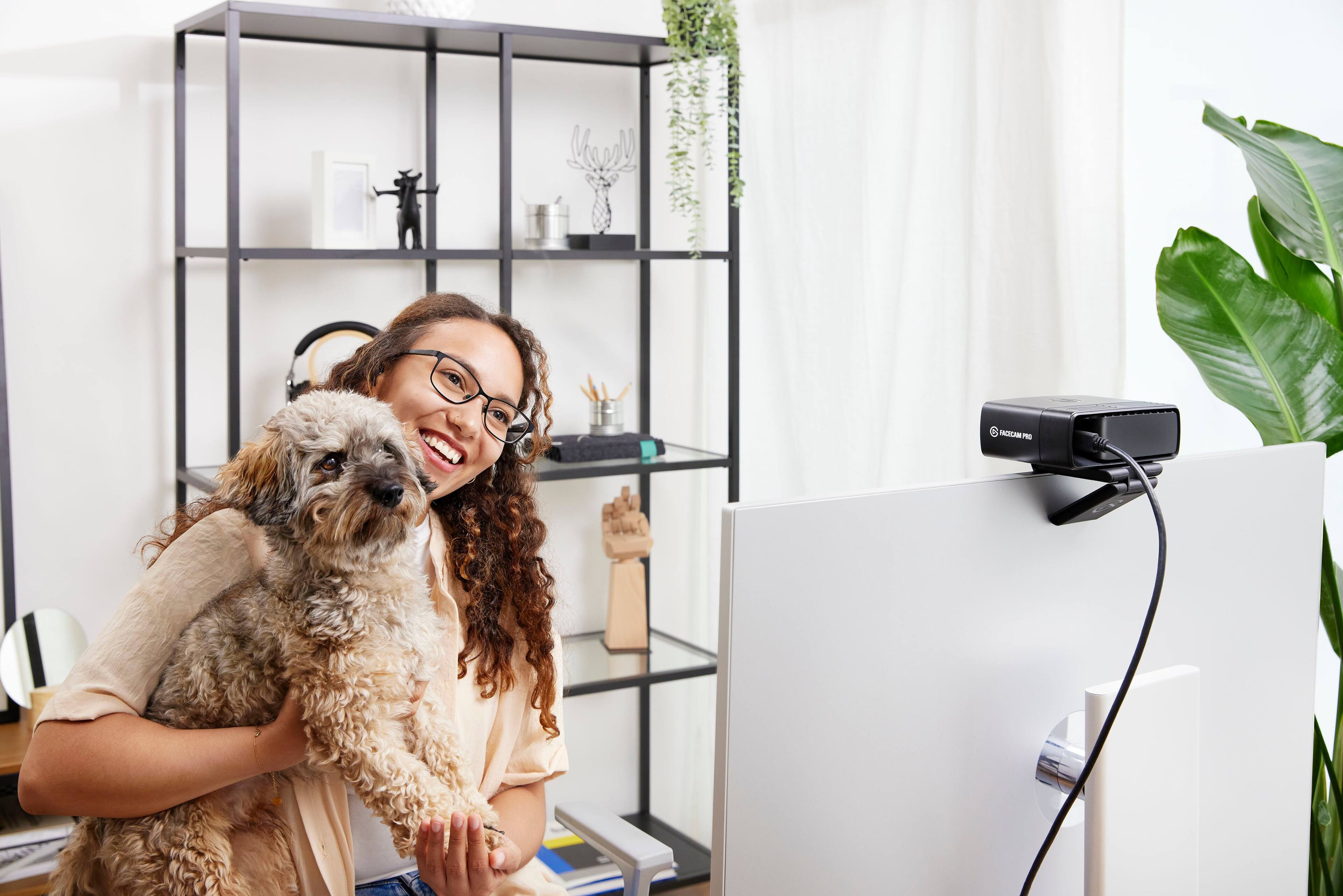 Alt View 24. Elgato - Facecam Pro, True 4K60 Ultra HD Webcam SONY Starvis Sensor for Video Conferencing, Gaming and Streaming - Black.