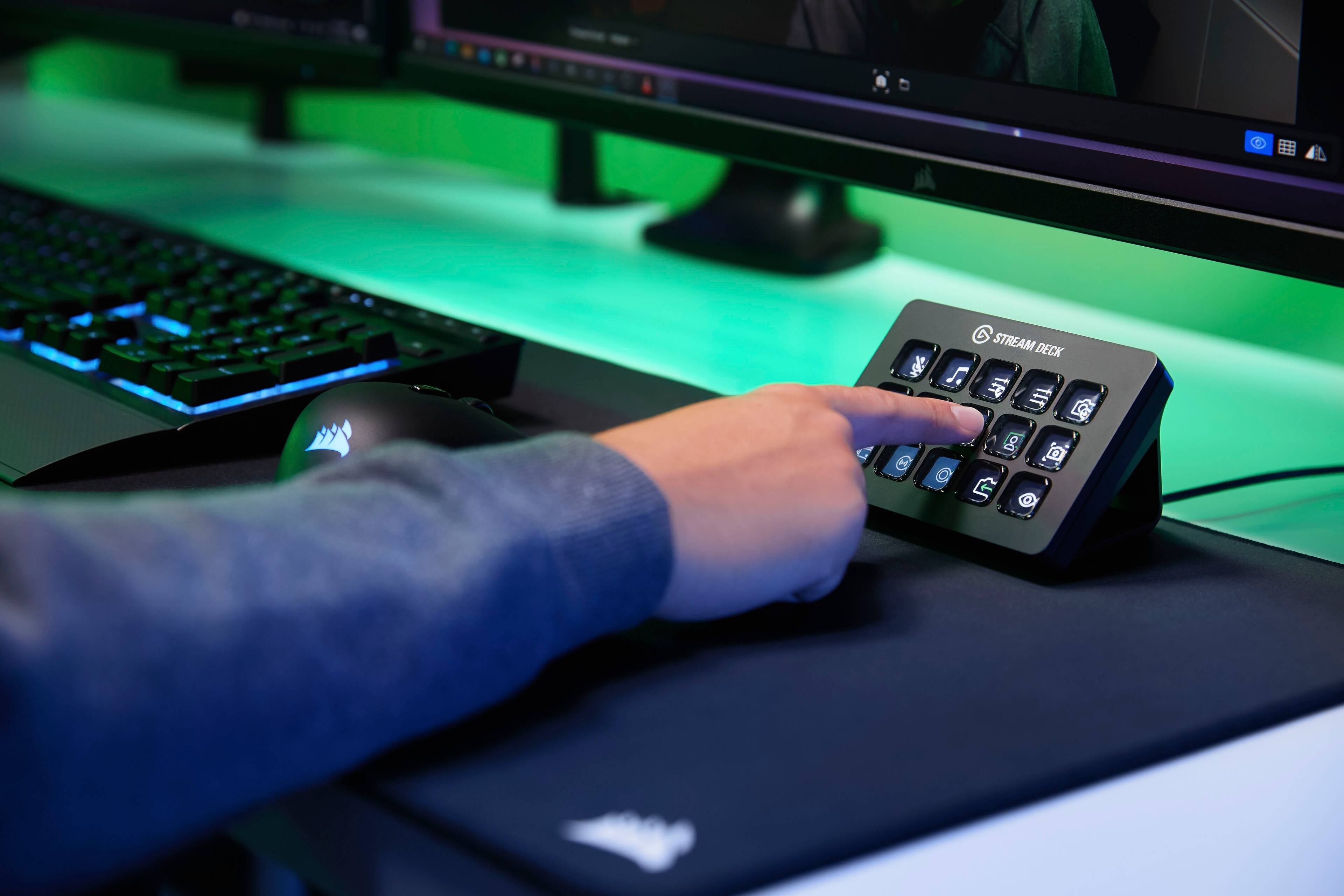 Alt View 28. Elgato - Facecam Pro, True 4K60 Ultra HD Webcam SONY Starvis Sensor for Video Conferencing, Gaming and Streaming - Black.