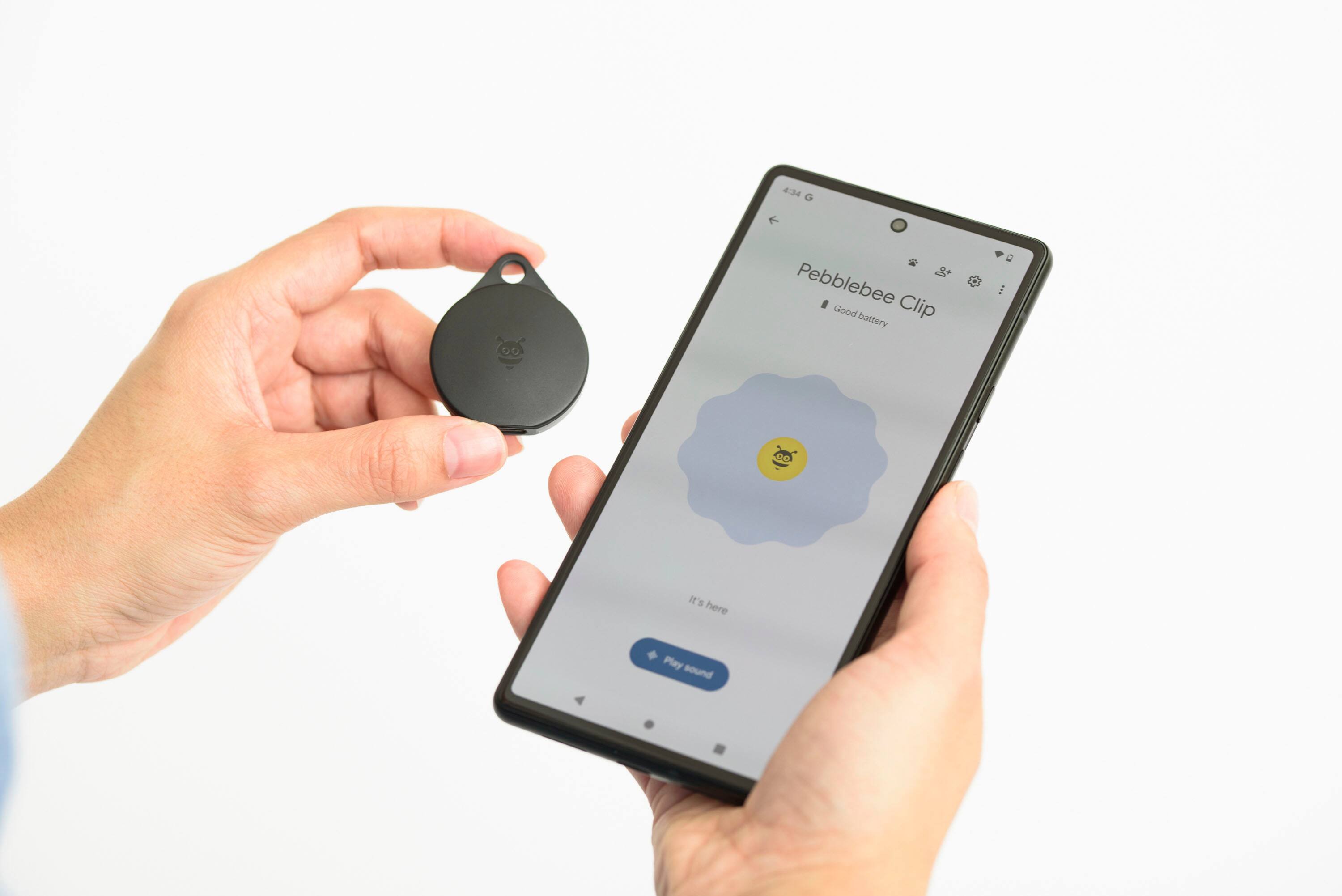 The text on the image reads: "4.34 G e Pebblebee Clip Good battery D: IT'S 1 here Play sound."