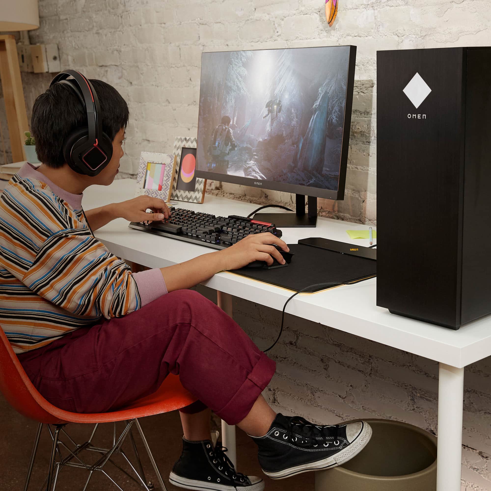 Alt View 5. HP OMEN - 25L Gaming Desktop - AMD Ryzen 5 5600G - 16GB Memory - AMD Radeon RX 7600 - 1TB SSD - Shadow Black.