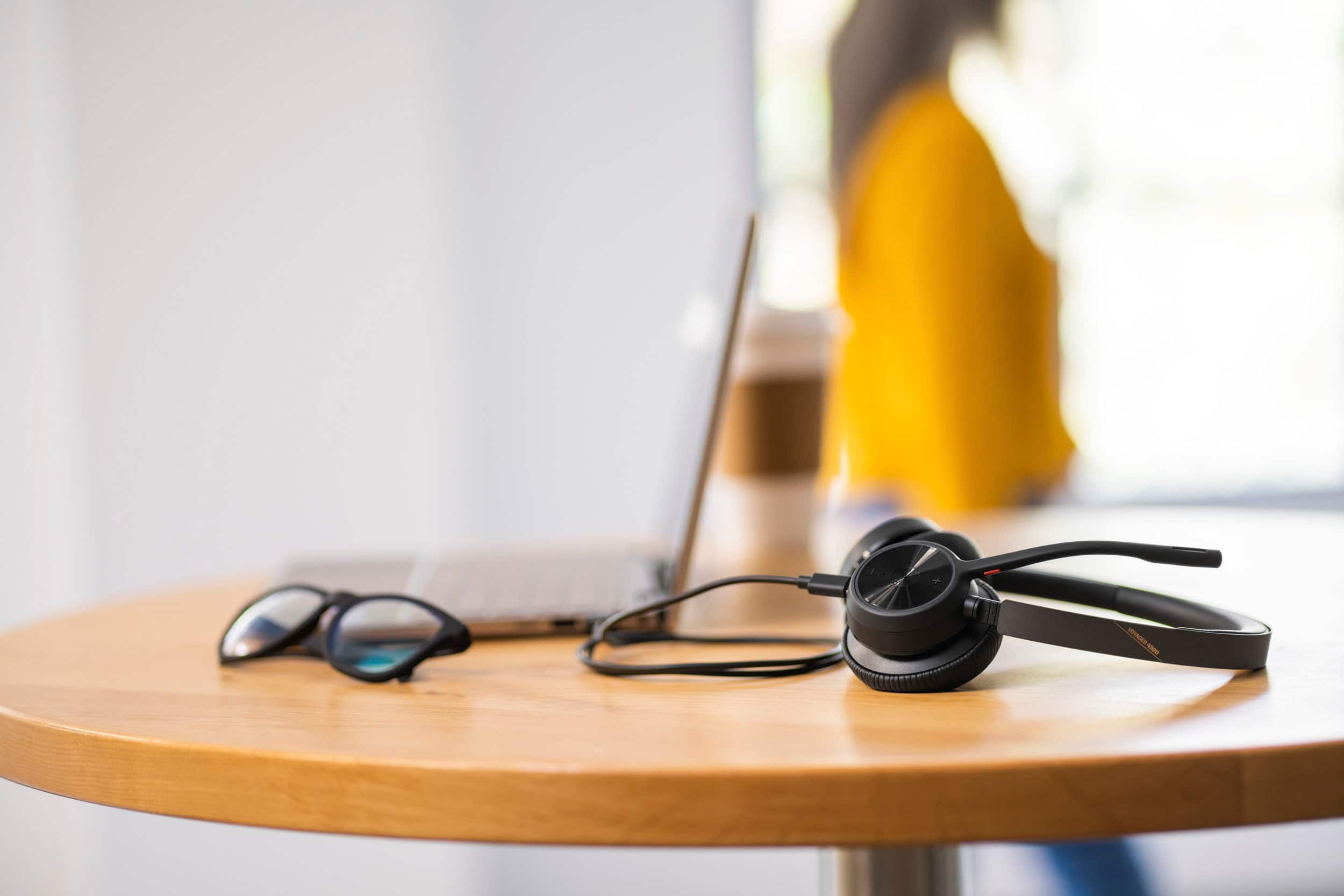 Alt View 14. Poly - Voyager 4320 Wireless Noise Cancelling Stereo Headset with mic - Black.