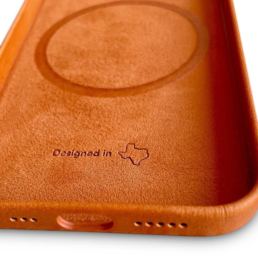 Angle. Bluebonnet - Leather Case with MagSafe for Apple iPhone 14 - Saddle Tan.