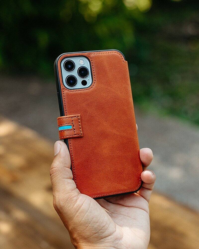 Left. Bluebonnet - Leather Folio Case with MagSafe for Apple iPhone 15 Pro - Tuscan Tan.