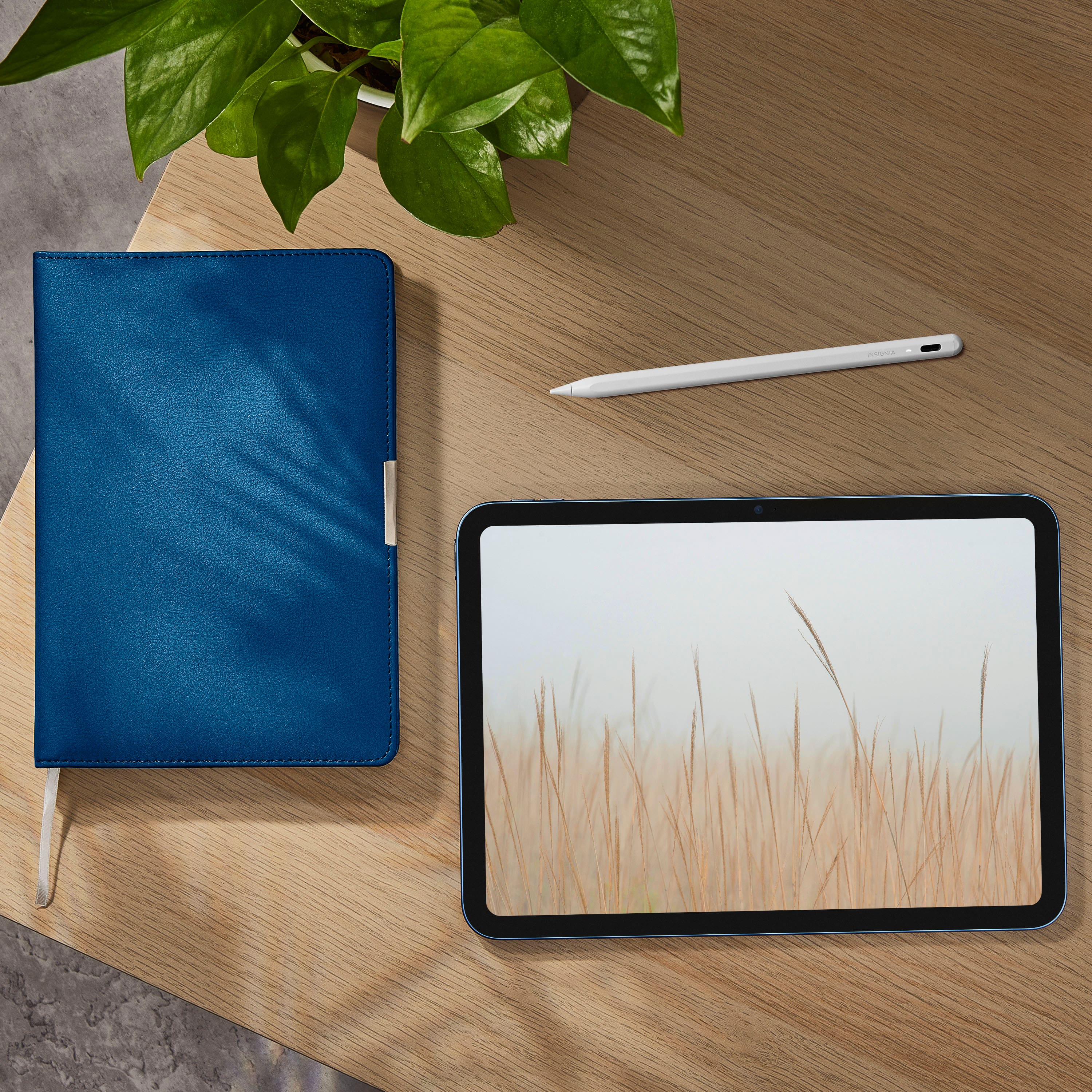 Alt View 18. Insignia™ - Active Stylus for iPad, iPad Pro, iPad Air and iPad mini - White.