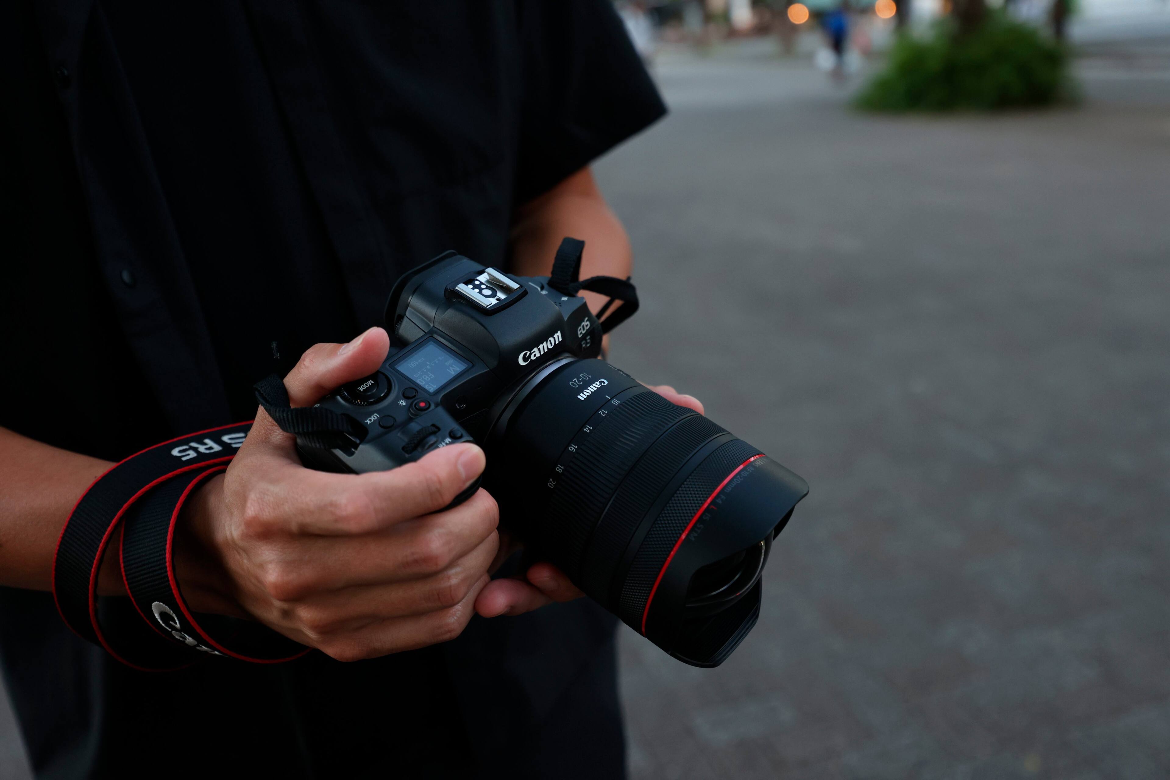 Alt View 12. Canon - RF10-20mm F4 L IS STM Ultra-Wide-Angle Lens for EOS R-Series Cameras - Black.