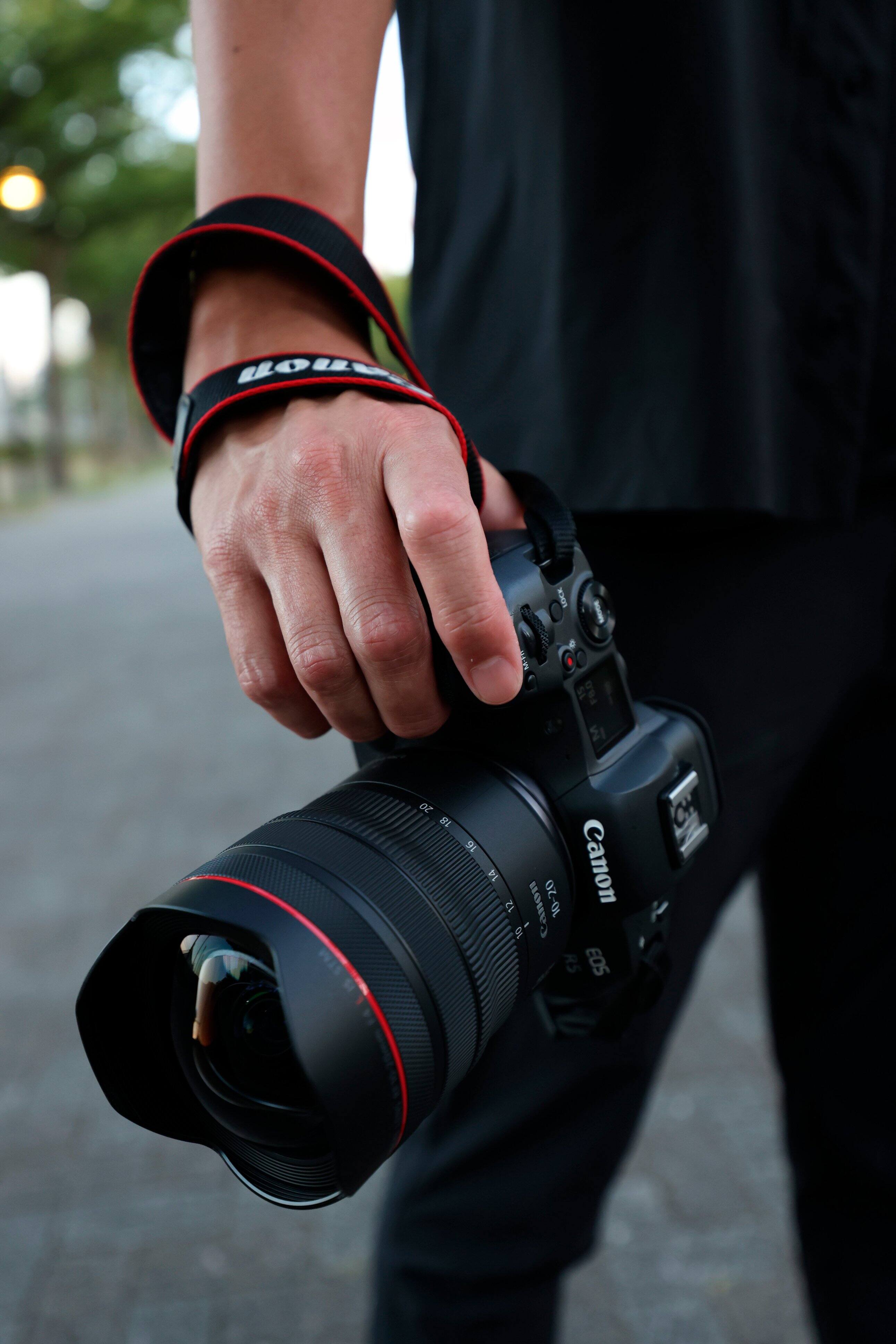 Alt View 13. Canon - RF10-20mm F4 L IS STM Ultra-Wide-Angle Lens for EOS R-Series Cameras - Black.