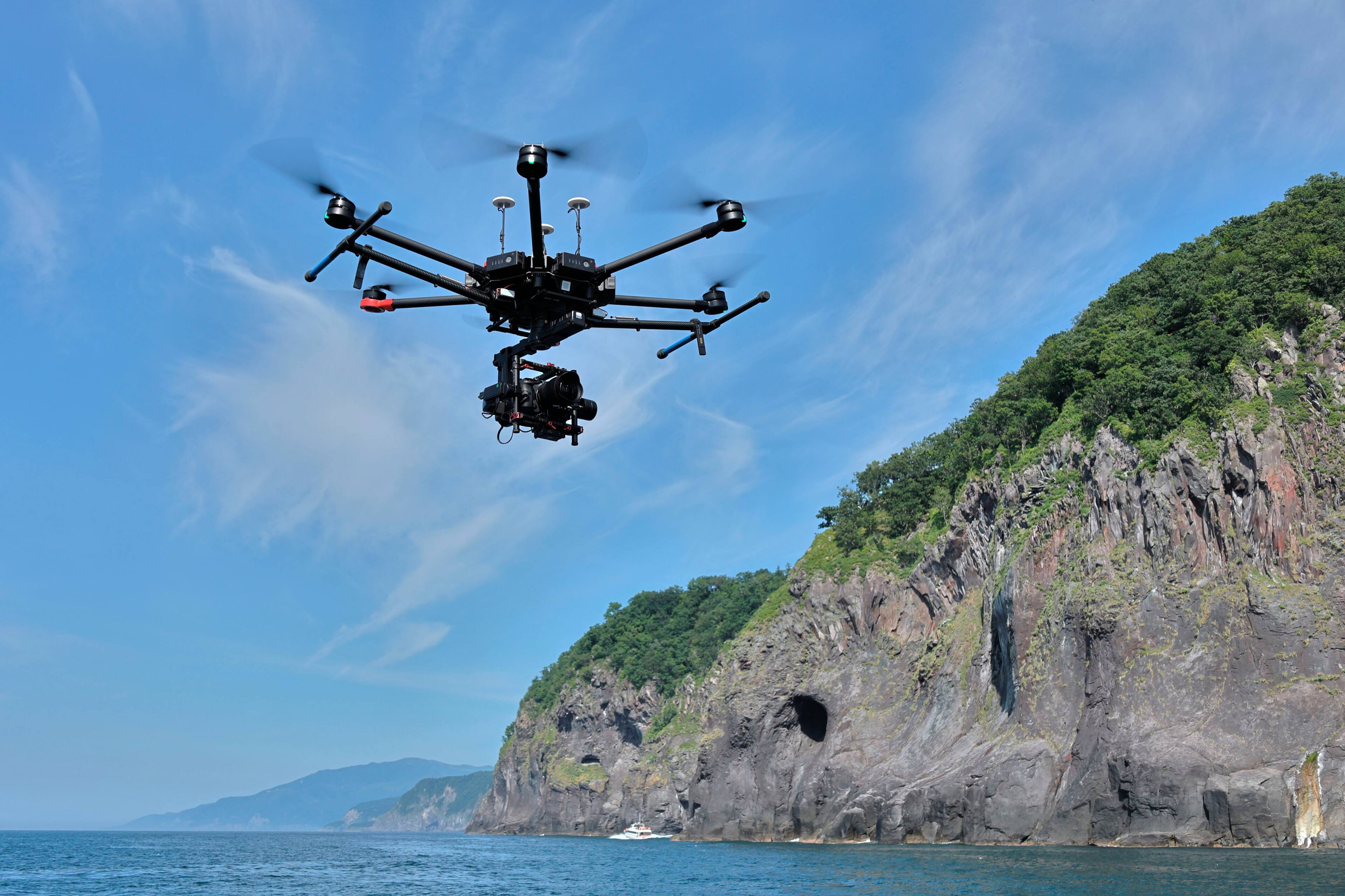 Alt View 16. Canon - RF10-20mm F4 L IS STM Ultra-Wide-Angle Lens for EOS R-Series Cameras - Black.