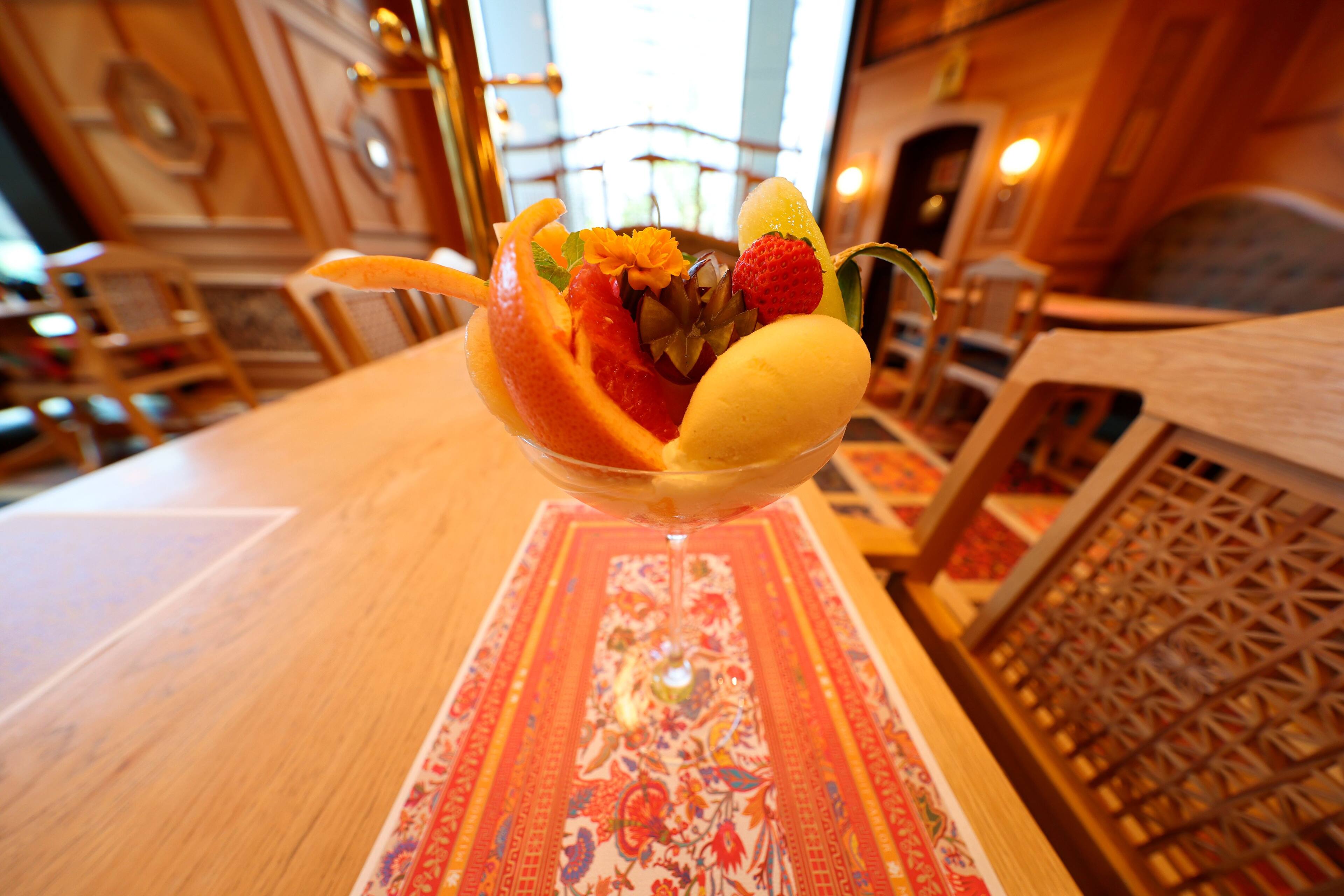 Alt View 18. Canon - RF10-20mm F4 L IS STM Ultra-Wide-Angle Lens for EOS R-Series Cameras - Black.