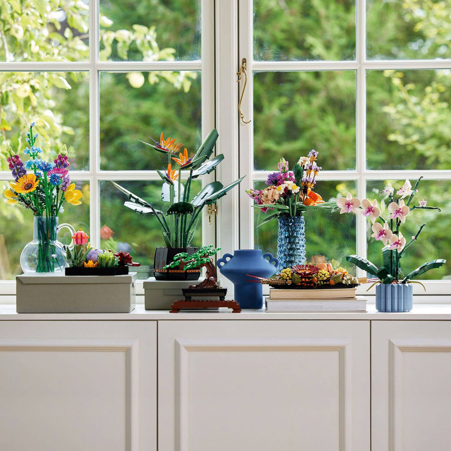 Alt View 13. LEGO - Daffodils Celebration Gift, Yellow and White Daffodil Room Decor 40747.