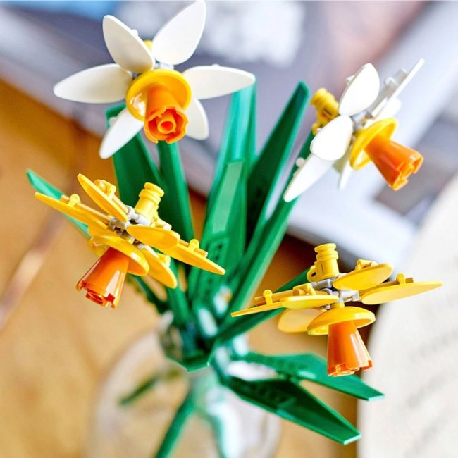 LEGO - Daffodils Celebration Gift, Yellow and White Daffodil Room Decor 40747_2