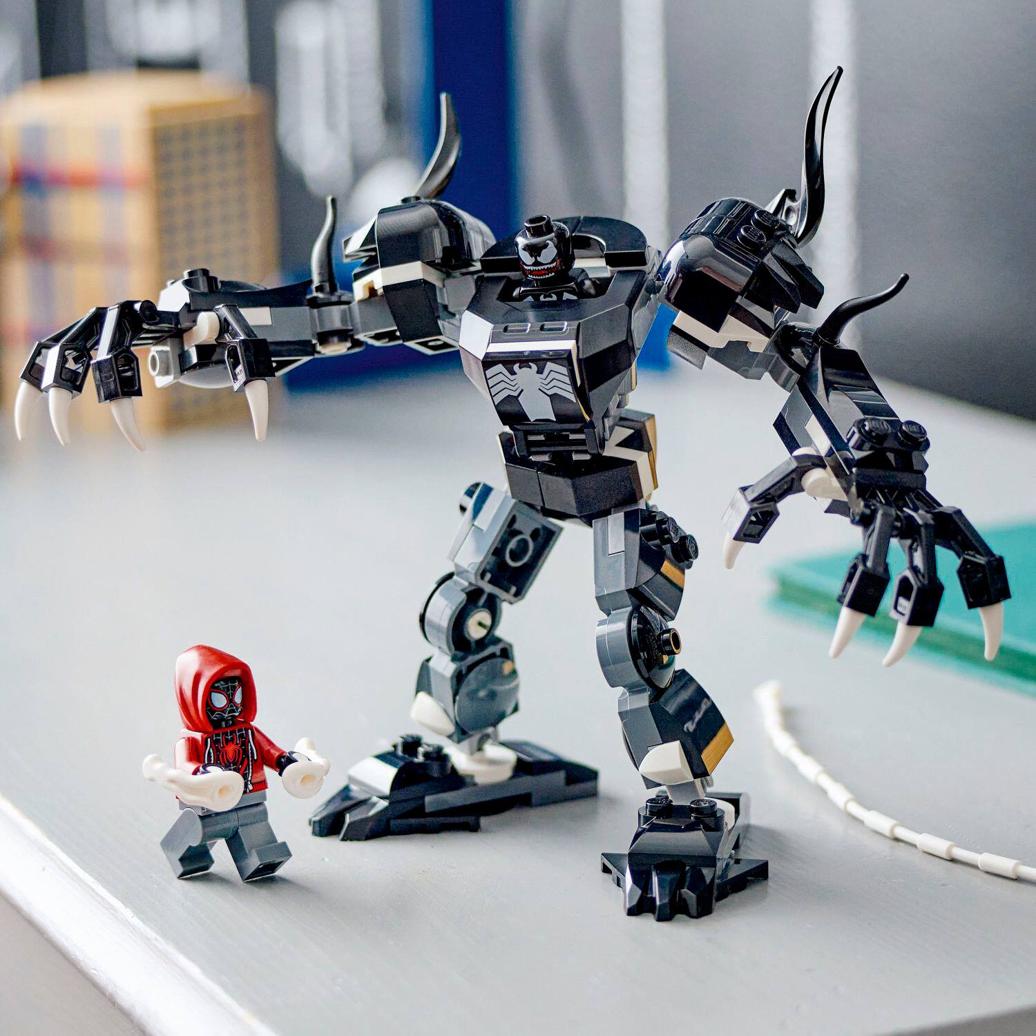 Angle. LEGO - Marvel Venom Mech Armor vs. Miles Morales, 76276.
