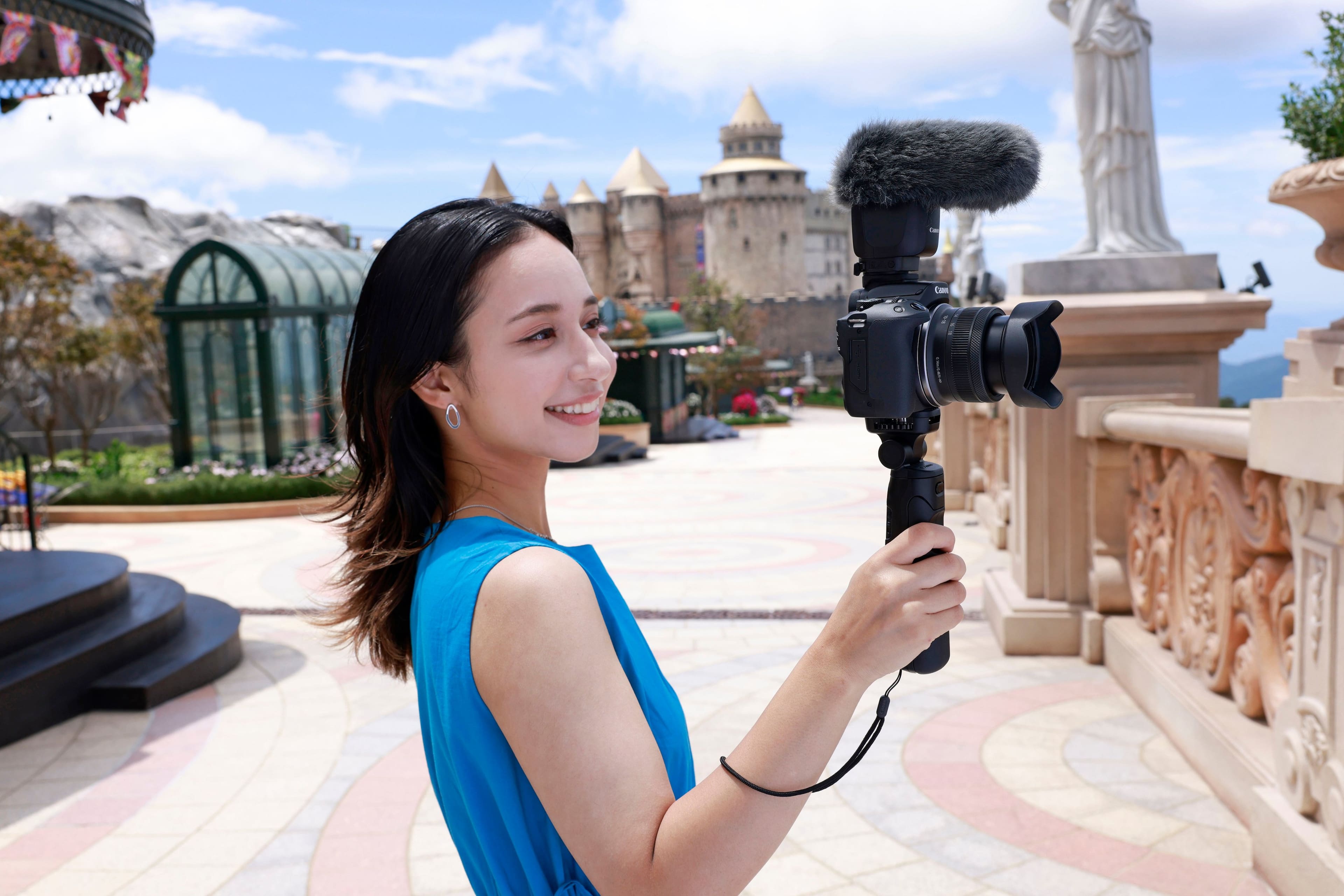 Alt View 22. Canon - RF-S10-18mm F4.5-6.3 IS STM Ultra-Wide Angle Zoom Lens for EOS R-Series Cameras - Black.