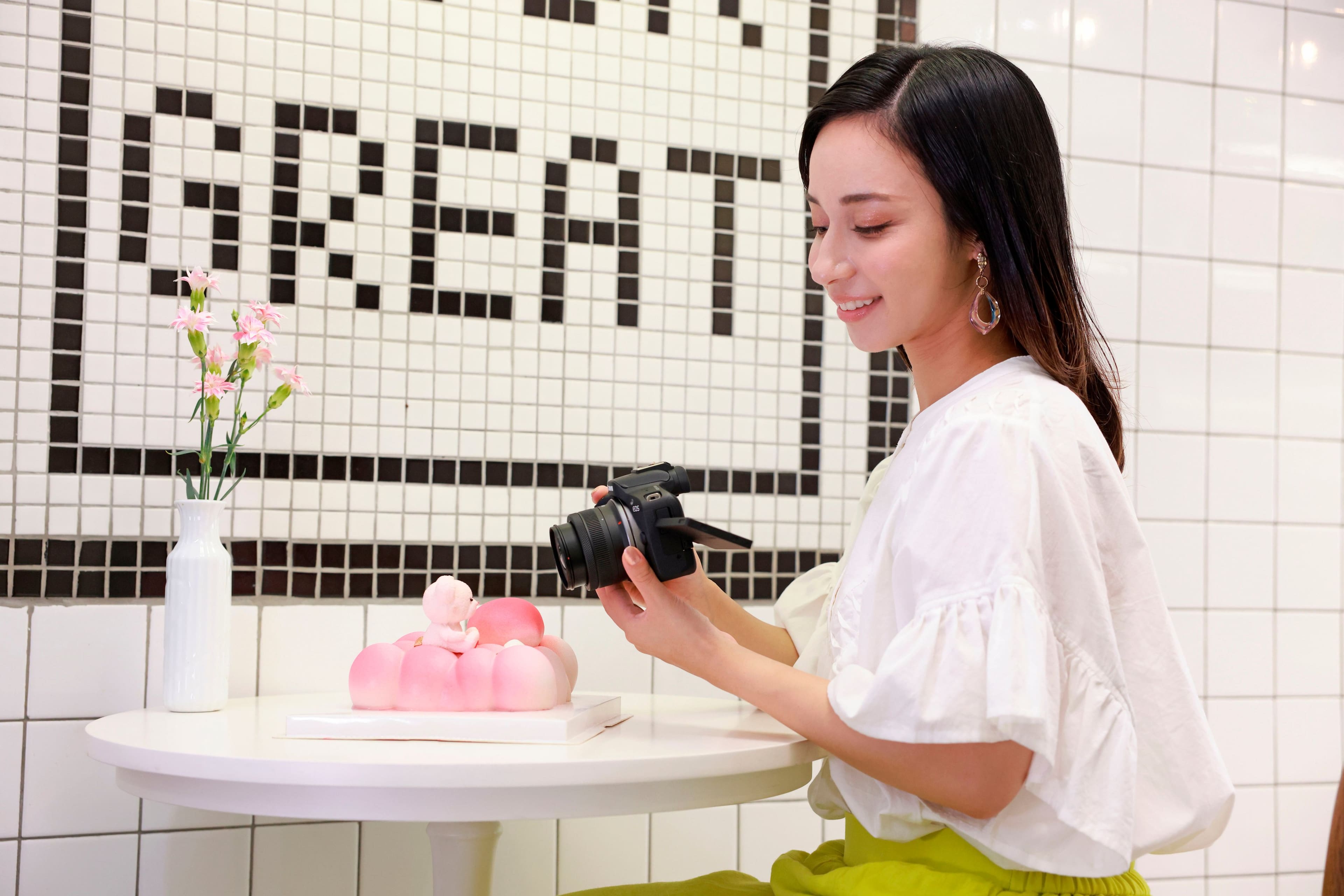 Alt View 24. Canon - RF-S10-18mm F4.5-6.3 IS STM Ultra-Wide Angle Zoom Lens for EOS R-Series Cameras - Black.