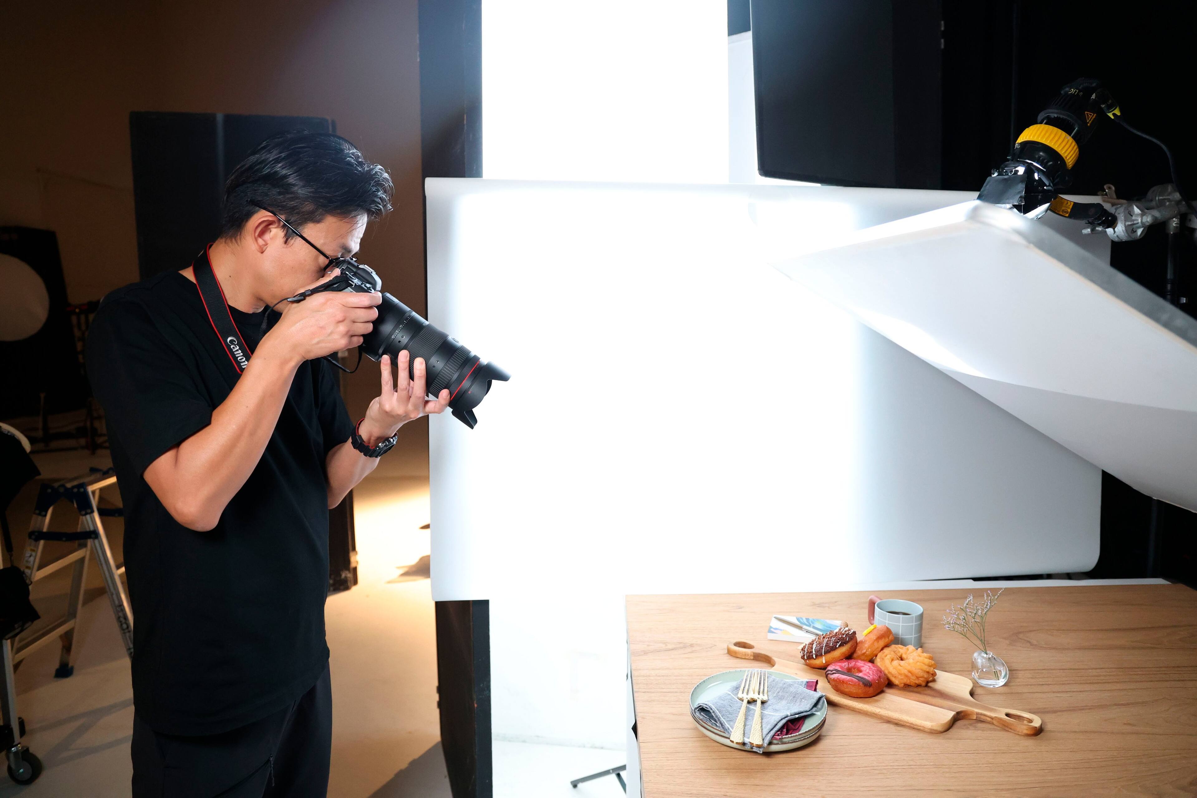 Alt View 22. Canon - RF24-105mm F2.8 L IS USM Z Standard Zoom Lens for EOS R-Series Cameras - Black.