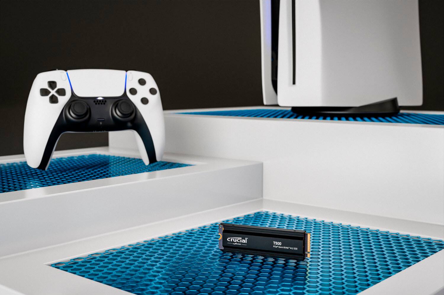 Alt View 20. Crucial - T500 1TB Internal SSD PCIe Gen 4x4 NVMe M.2 with Heatsink for PS5 - Black.