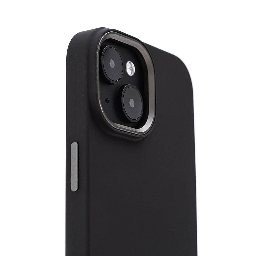 Angle. Bryten - Monarch Crossbody Case with MagSafe for Apple iPhone 15 - Black.