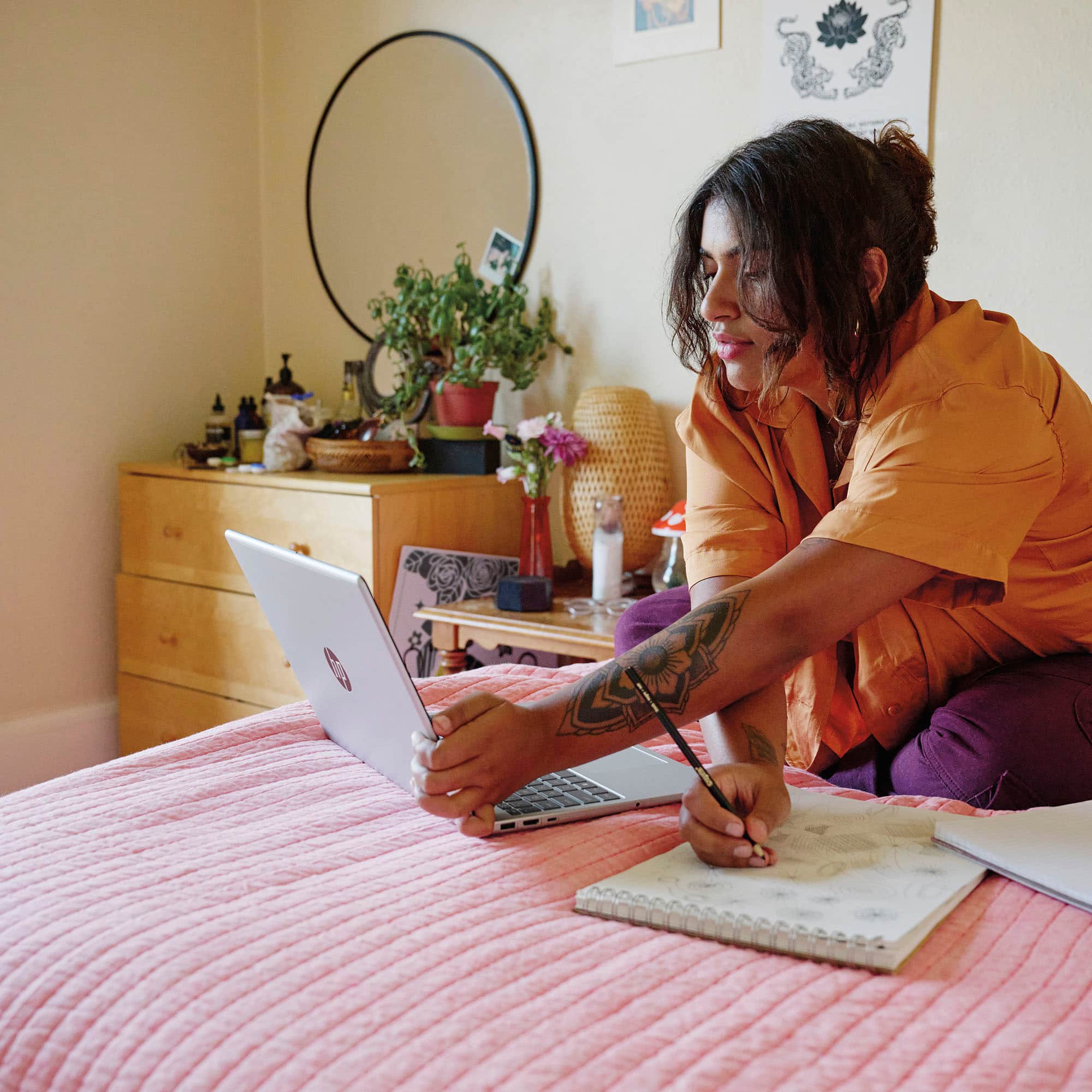 Alt View 13. HP - 15.6" Touch-Screen Laptop - AMD Ryzen 5 - 8GB Memory - 512GB SSD - Natural Silver.