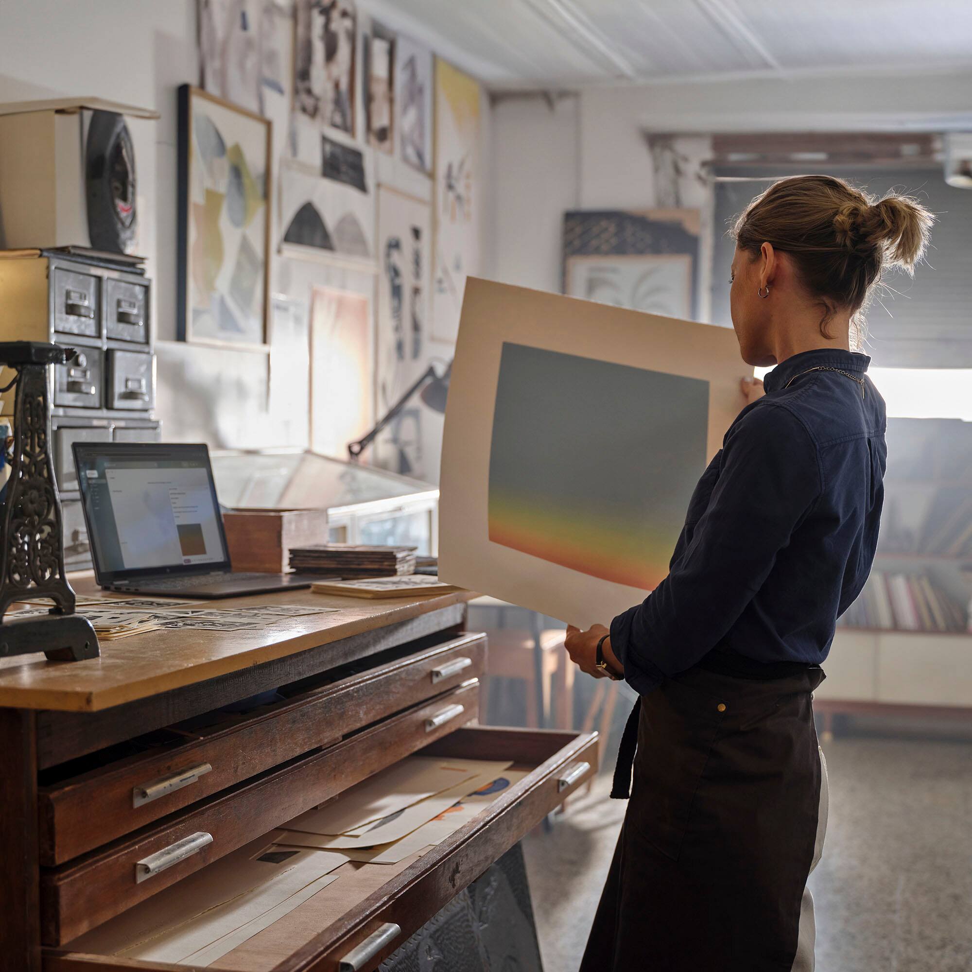 Alt View 13. HP - Envy 2-in-1 14" Wide Ultra XGA Touch-Screen Laptop - Intel Core Ultra 5 - 16GB Memory - 512GB SSD - Meteor Silver.