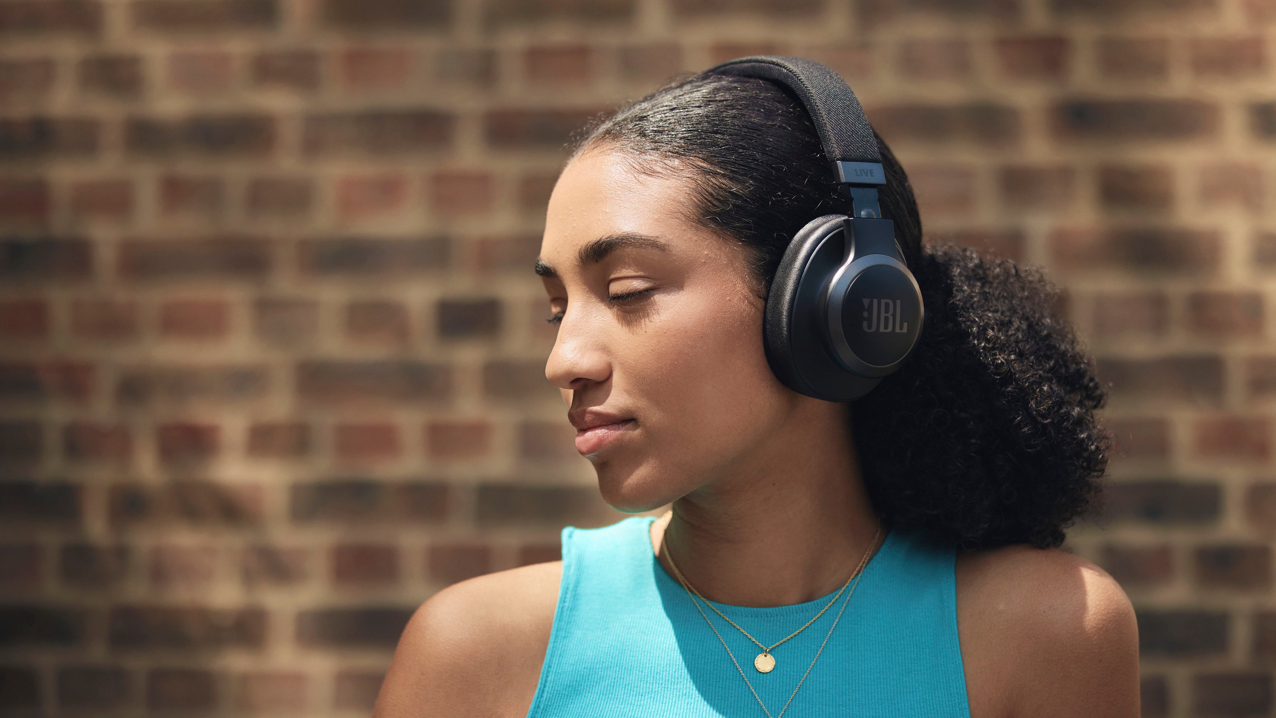 JBL Wireless Over-Ear Headphones with True Adaptive Noise ...