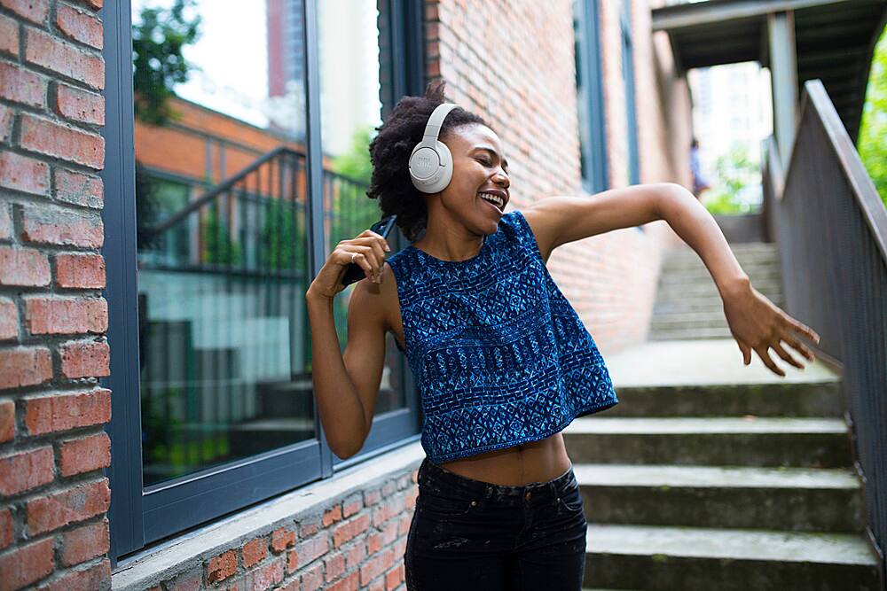 Alt View 20. JBL - Adaptive Noise Cancelling Wireless Over-Ear Headphone - Blue.