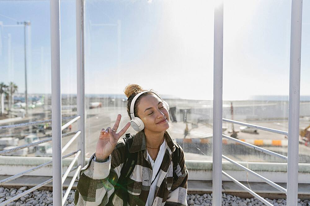 Alt View 22. JBL - Adaptive Noise Cancelling Wireless On-Ear Headphone - White.