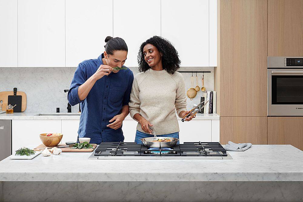 Alt View 25. Bosch - 800 Series 36" Built-In Gas Cooktop with 5 burners with FlameSelect - Stainless Steel.