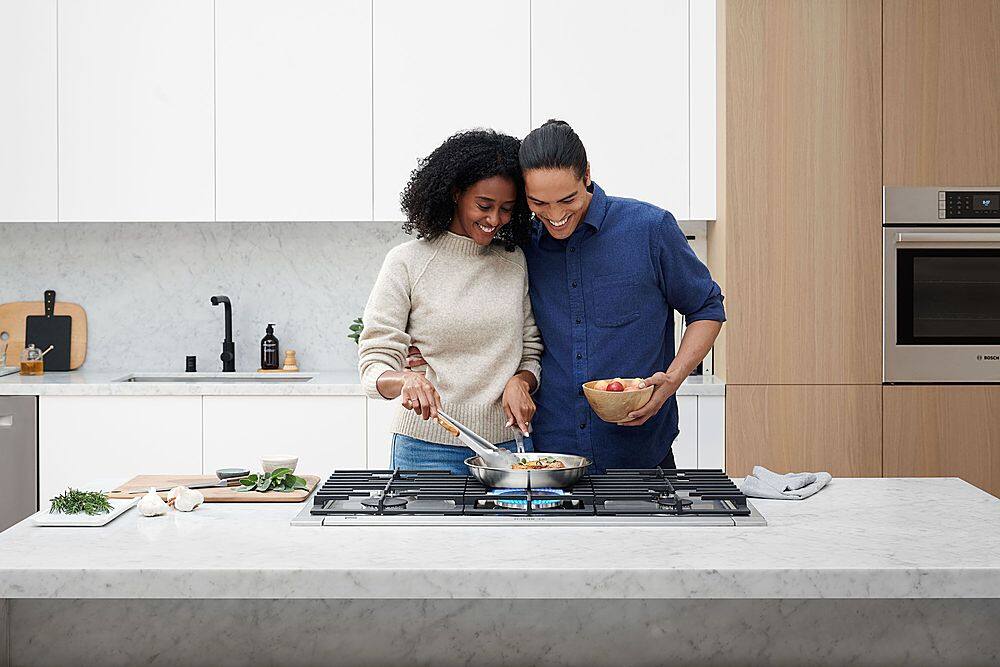 Alt View 36. Bosch - 800 Series 36" Built-In Gas Cooktop with 5 burners with FlameSelect - Stainless Steel.