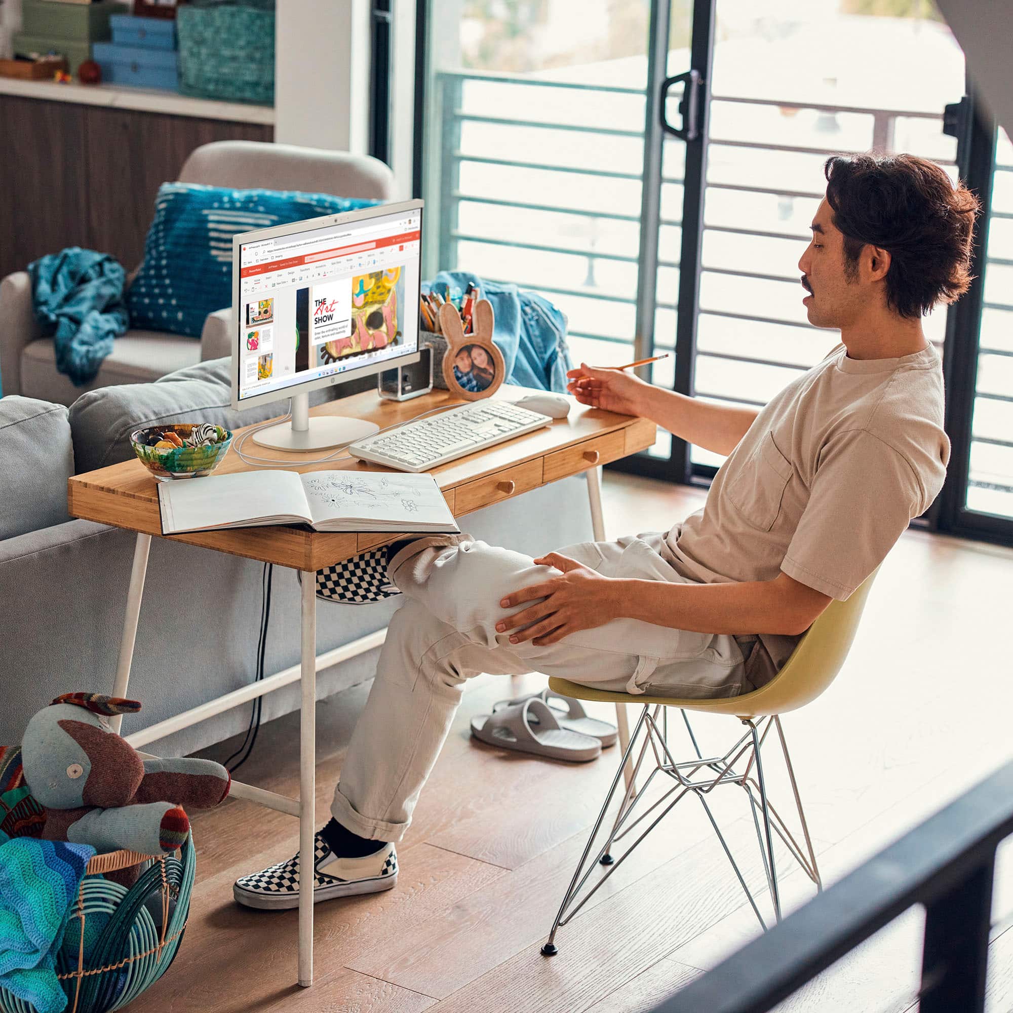 Alt View 11. HP - 21.5" Full HD All-in-One - Intel Celeron - 4GB Memory - 128GB SSD - Cashmere White.