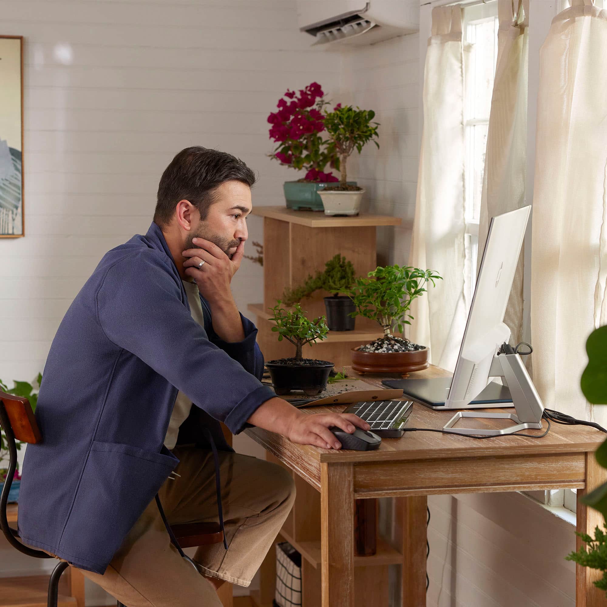 Alt View 11. HP - 27" IPS LED FHD Monitor (HDMI, VGA) - Silver & Black.