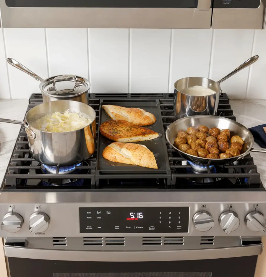 Alt View 21. GE - 5.3 Cu. Ft. Slide In Gas Range with Steam Cleaning and Crisp Mode - Stainless Steel.