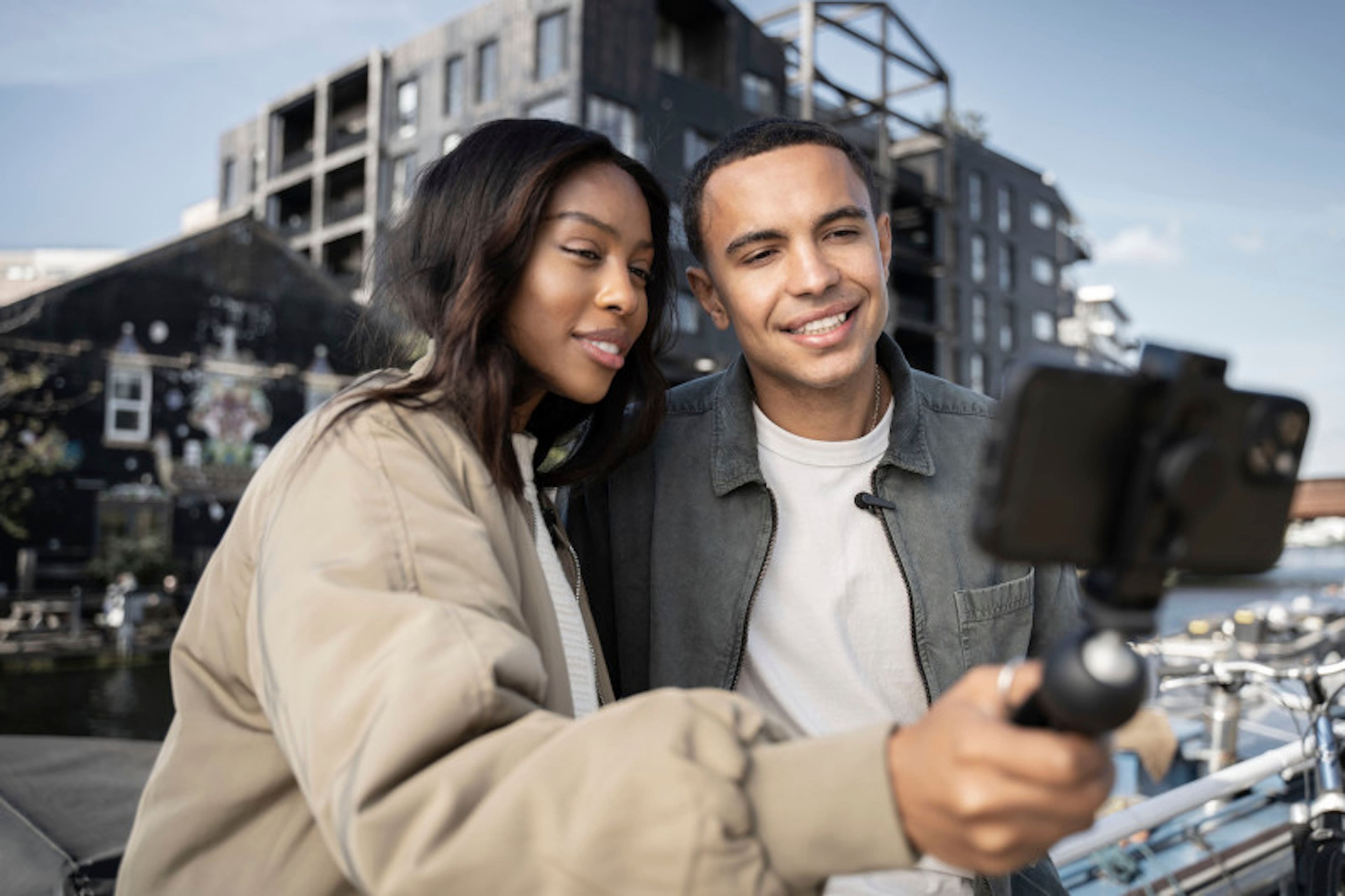 Alt View 19. Shure - MoveMic Two Wireless Lavs to Phone, Charge Case - Black.