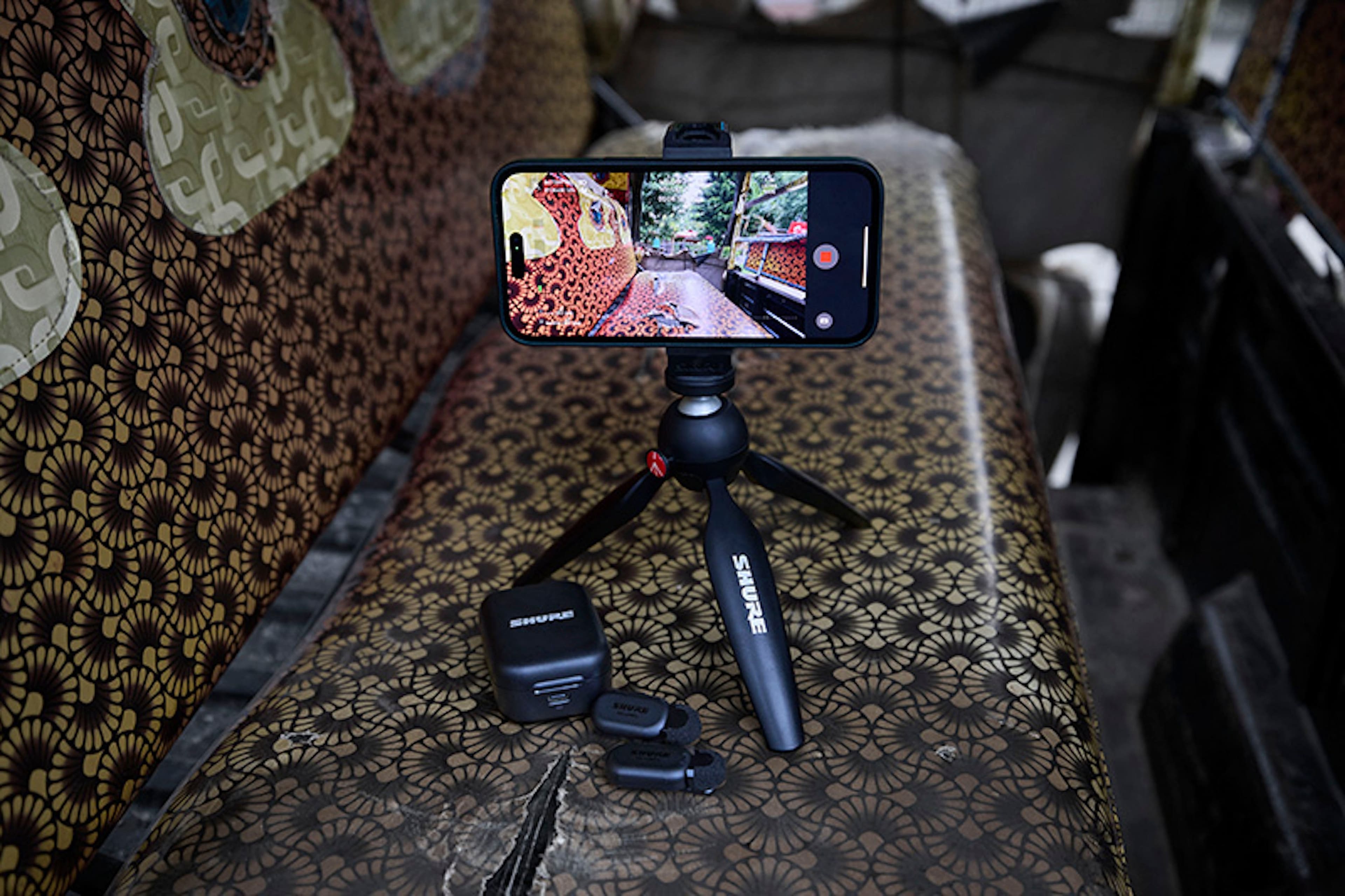 Alt View 20. Shure - MoveMic Two Wireless Lavs to Phone, Charge Case - Black.