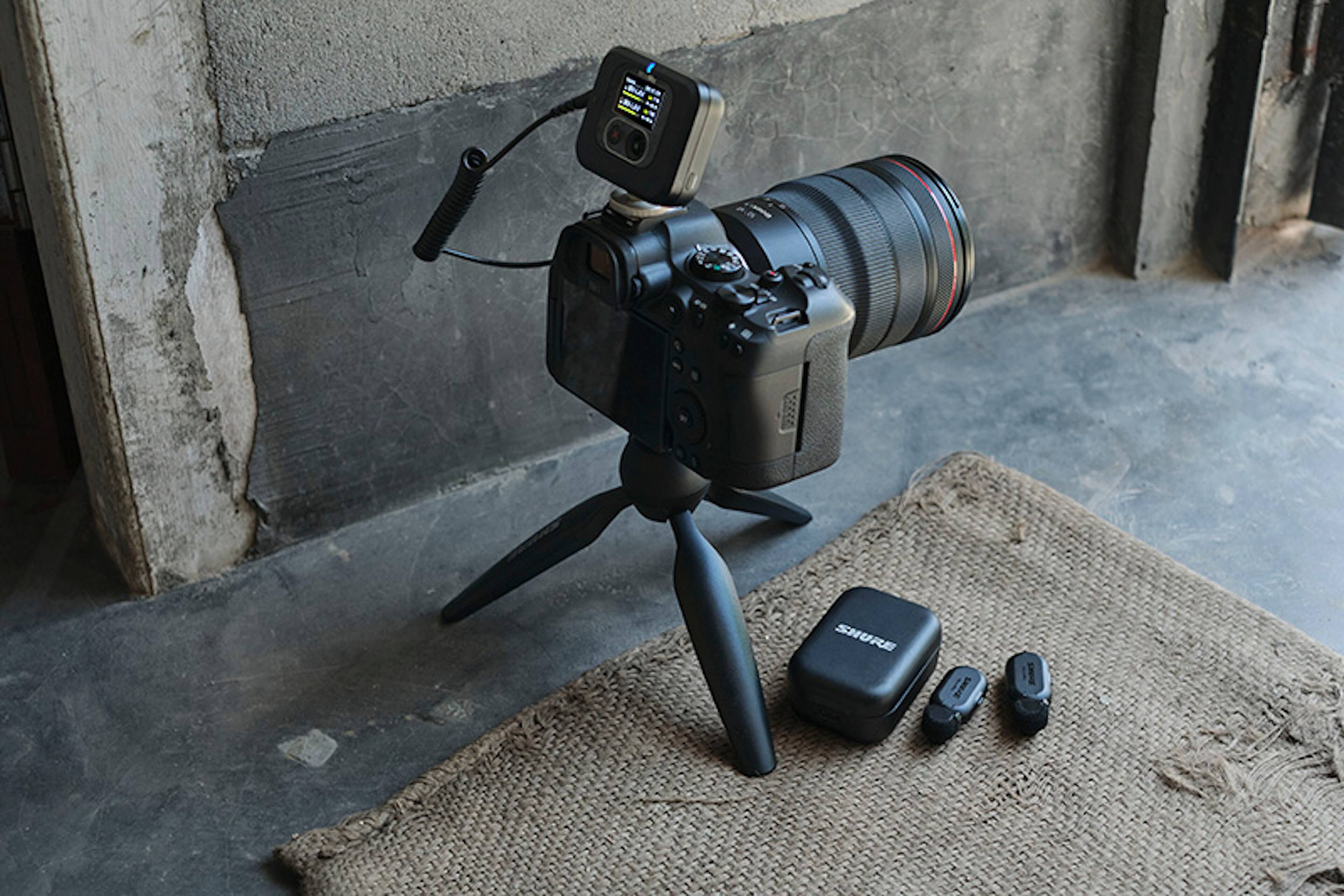 Alt View 18. Shure - MoveMic Two Lavs, Charge Case, Plug-in Receiver - Black.