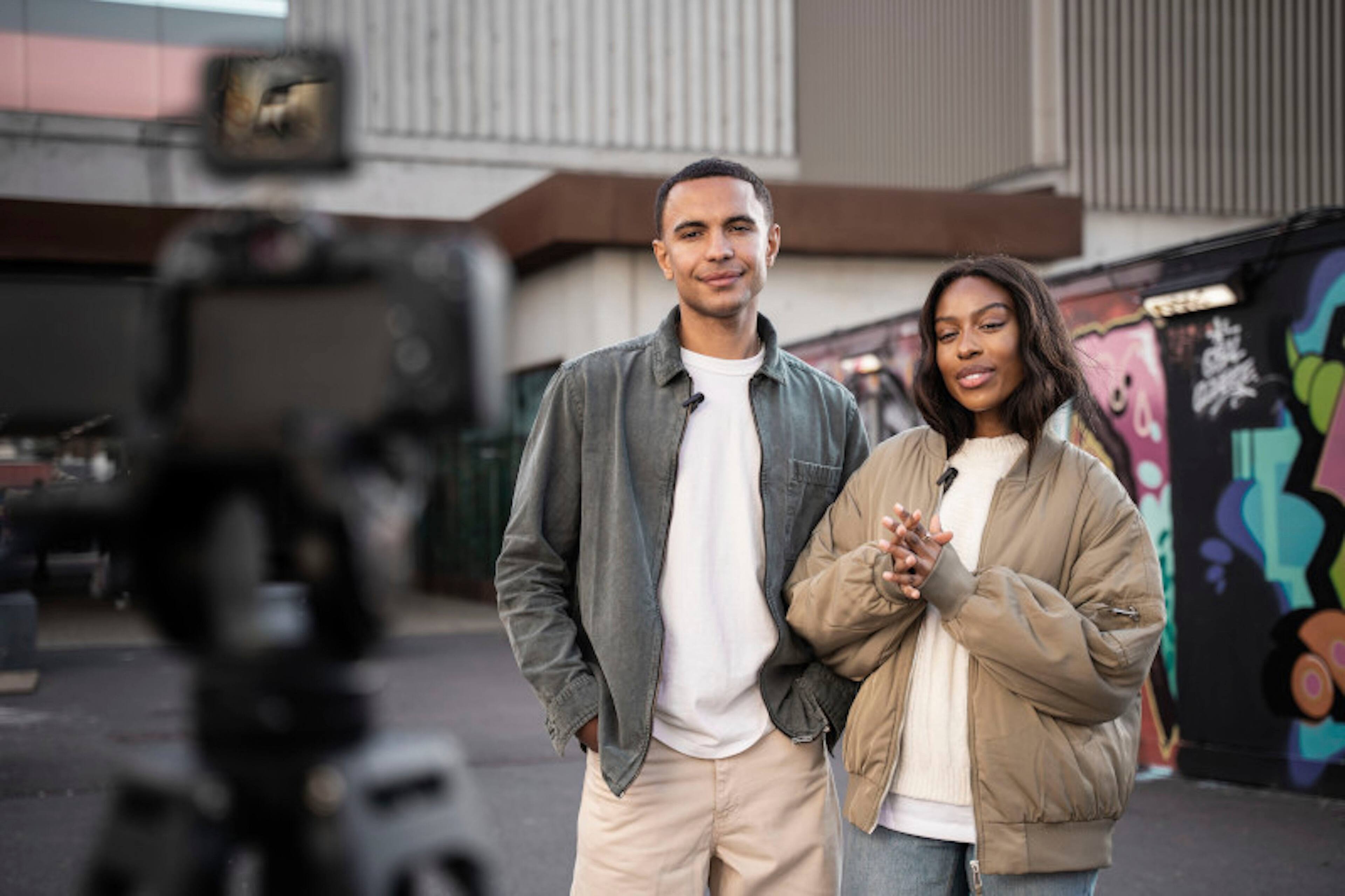 Alt View 19. Shure - MoveMic Two Lavs, Charge Case, Plug-in Receiver - Black.