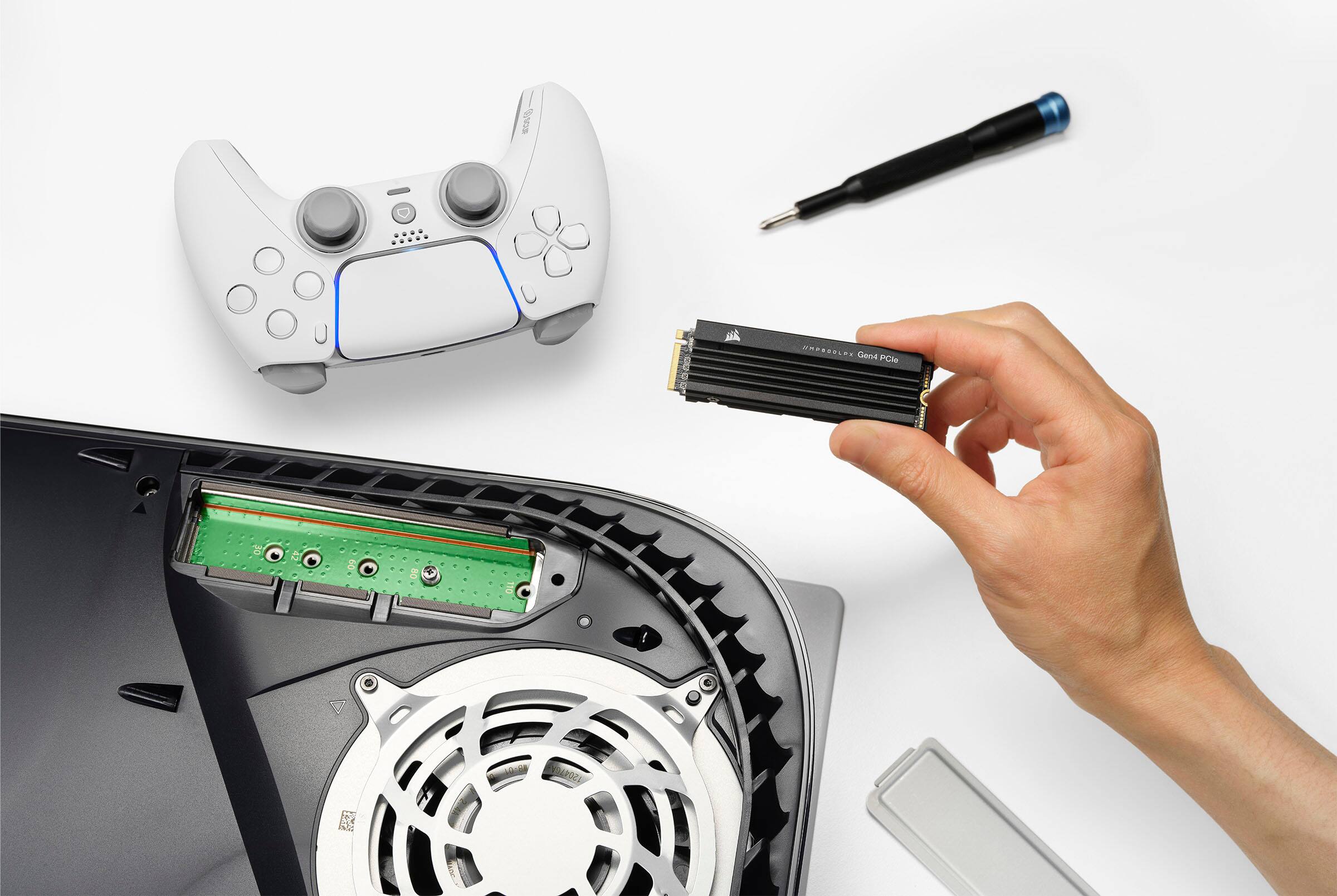 Alt View 17. CORSAIR - MP600 PRO LPX 4TB Internal SSD PCIe Gen 4 x4 NVMe with Heatsink for PS5 - Black.