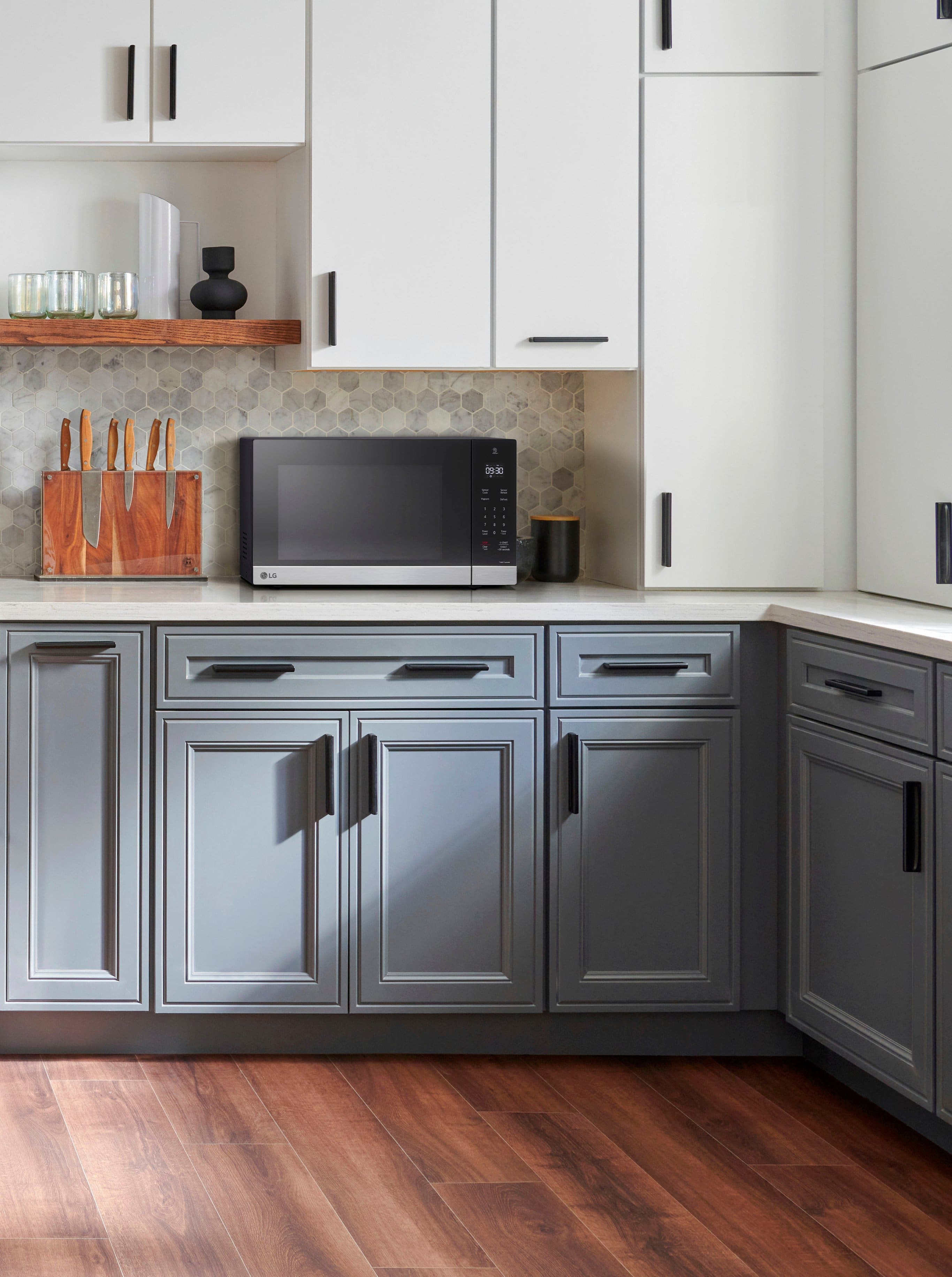 Alt View 24. LG - 1.5 Cu. Ft. Countertop Microwave with Sensor Cooking and Smart Inverter - Stainless Steel.