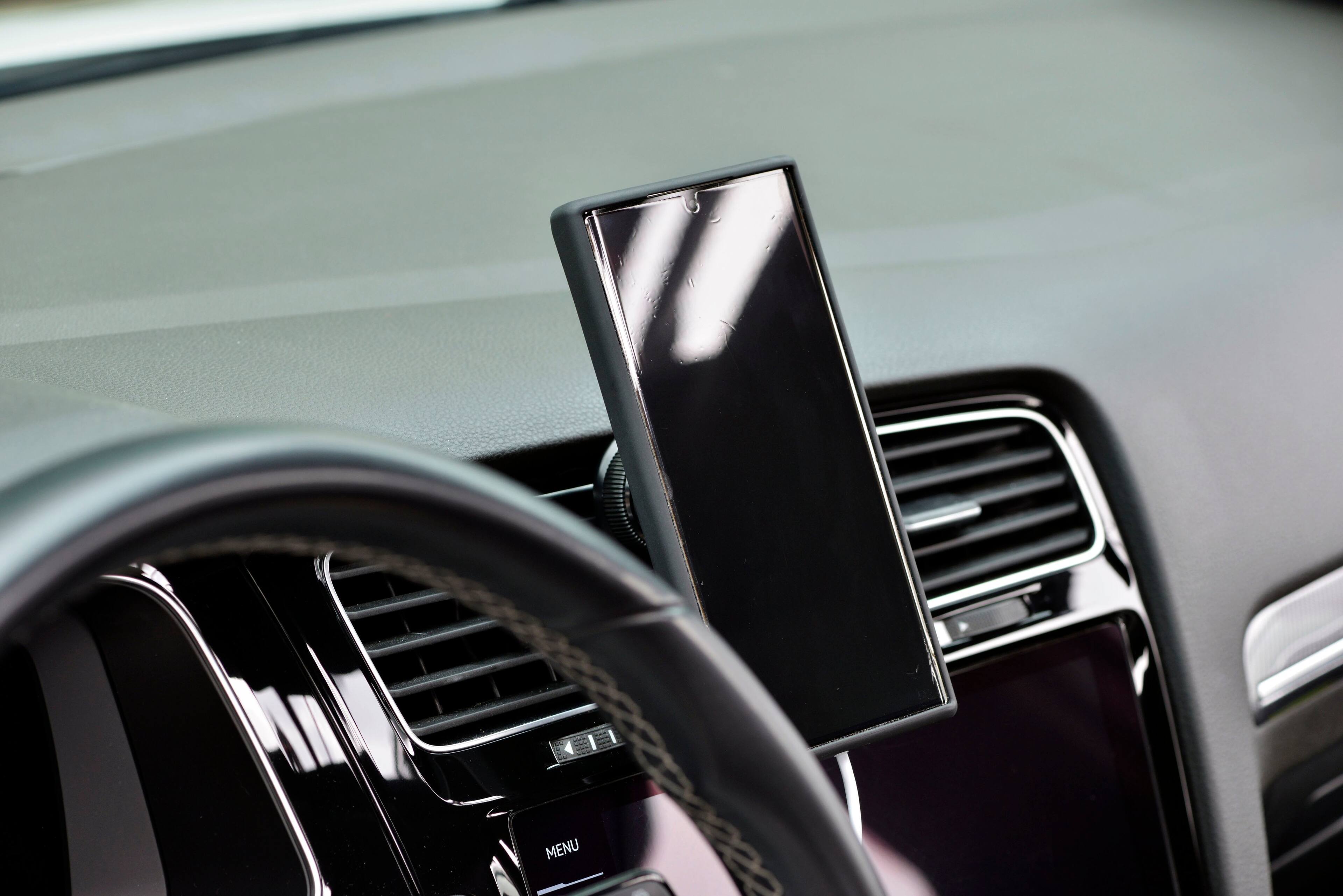 Alt View 26. Energizer - Ultimate 15W MagSafe Magnetic Universal 3-in-1 Wireless Car Charger/Mount with Vent, Dash and Windshield Mounts Included - Black.