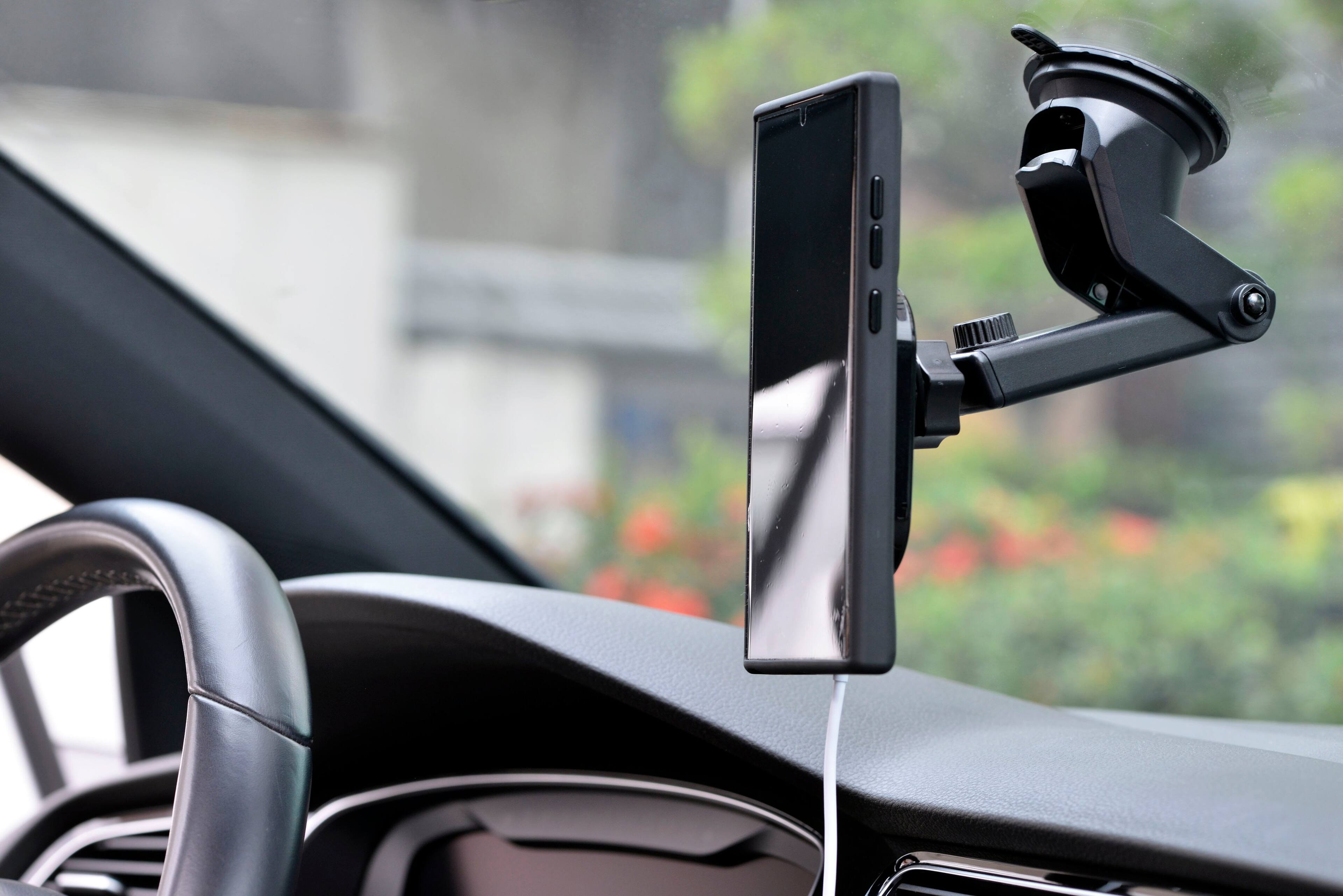 Alt View 32. Energizer - Ultimate 15W MagSafe Magnetic Universal 3-in-1 Wireless Car Charger/Mount with Vent, Dash and Windshield Mounts Included - Black.