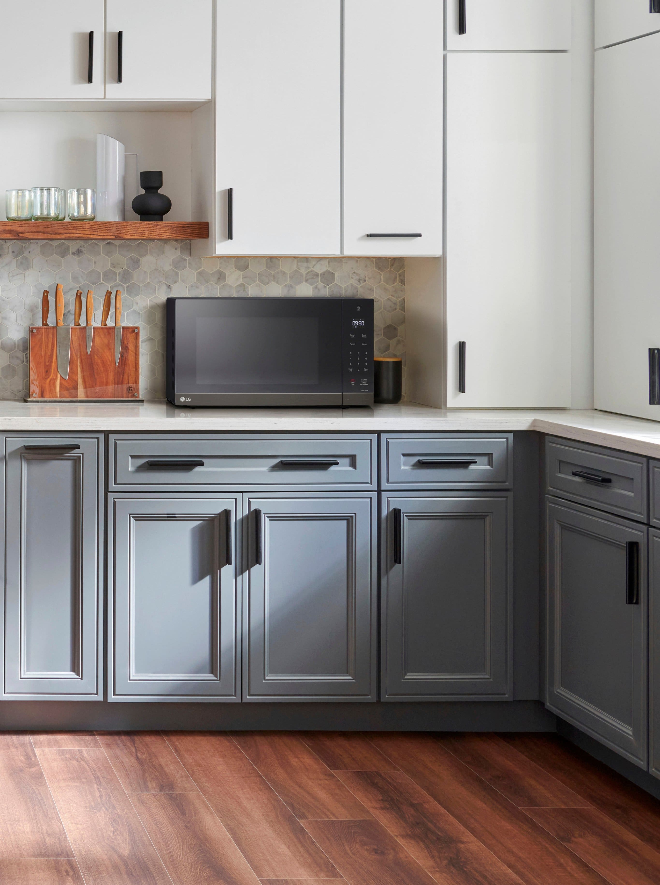 Alt View 24. LG - 2.0 Cu. Ft. Countertop Microwave with Sensor Cooking and Smart Inverter - Black Stainless Steel.