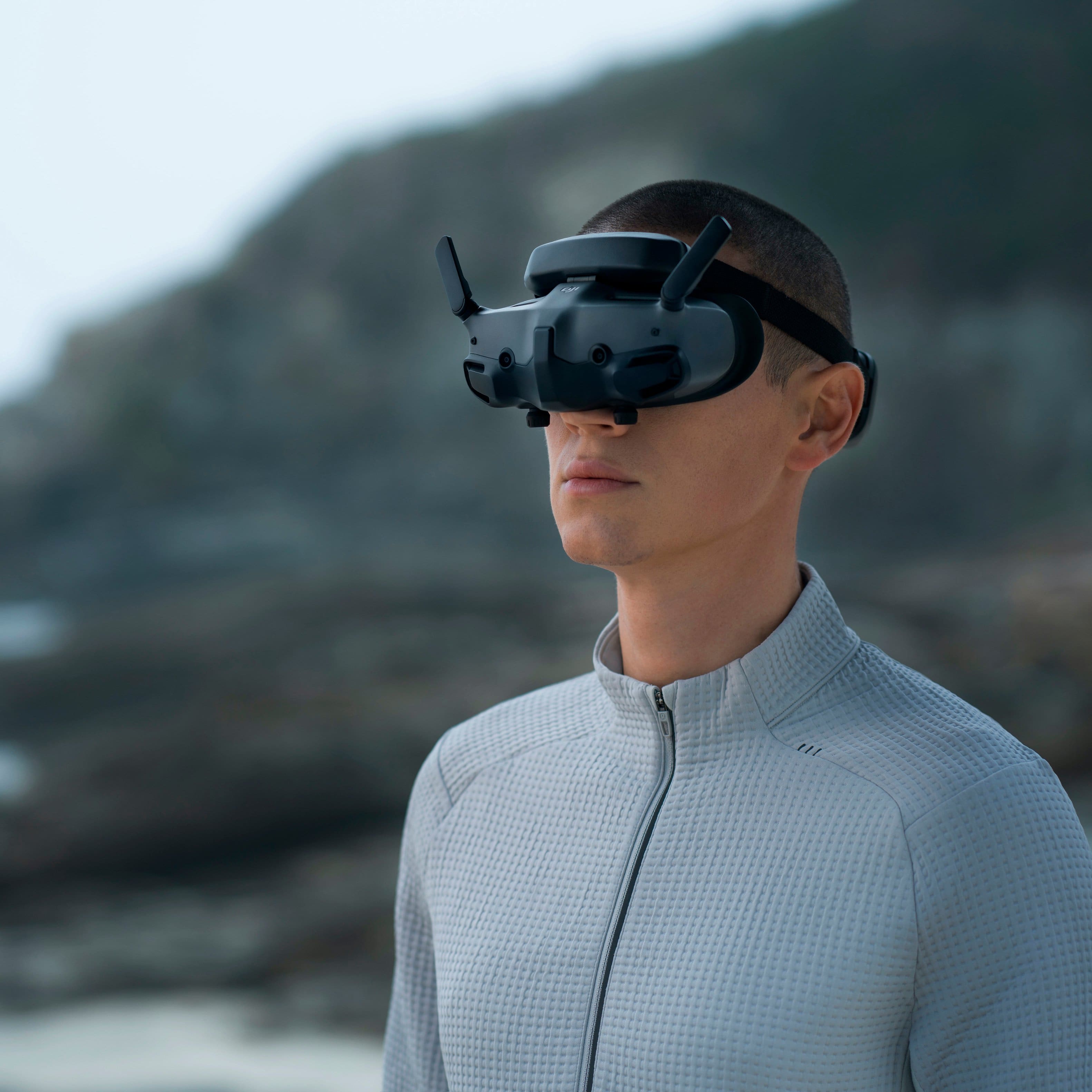 Alt View 16. DJI - Goggles 3 - Gray.